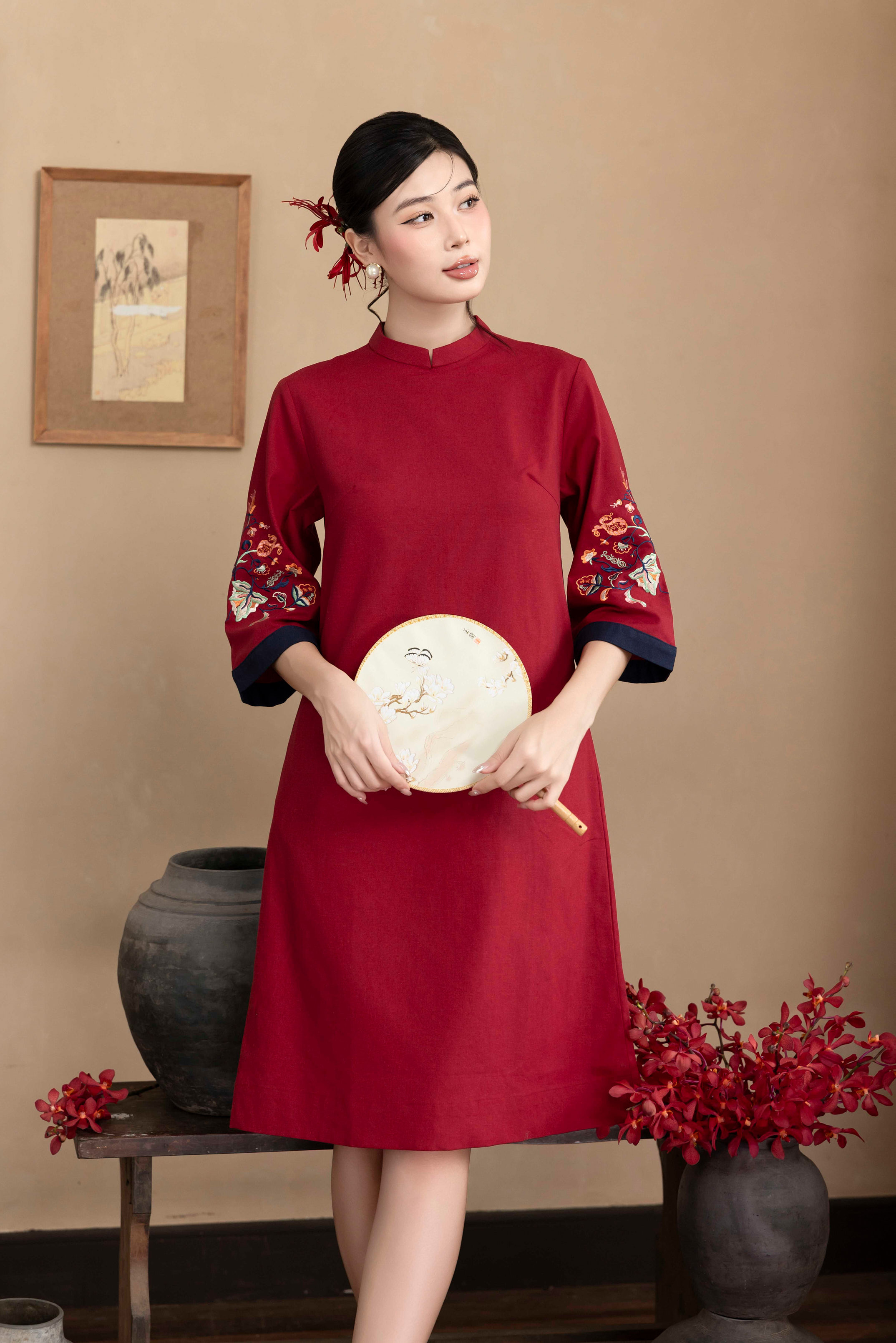 SWANLAKE | Váy Đầm Phom A Cổ Trụ Tay Lỡ Vải Linen Thêu Hai Cánh Tay Đi Tết Đi Chơi - D12158LW01