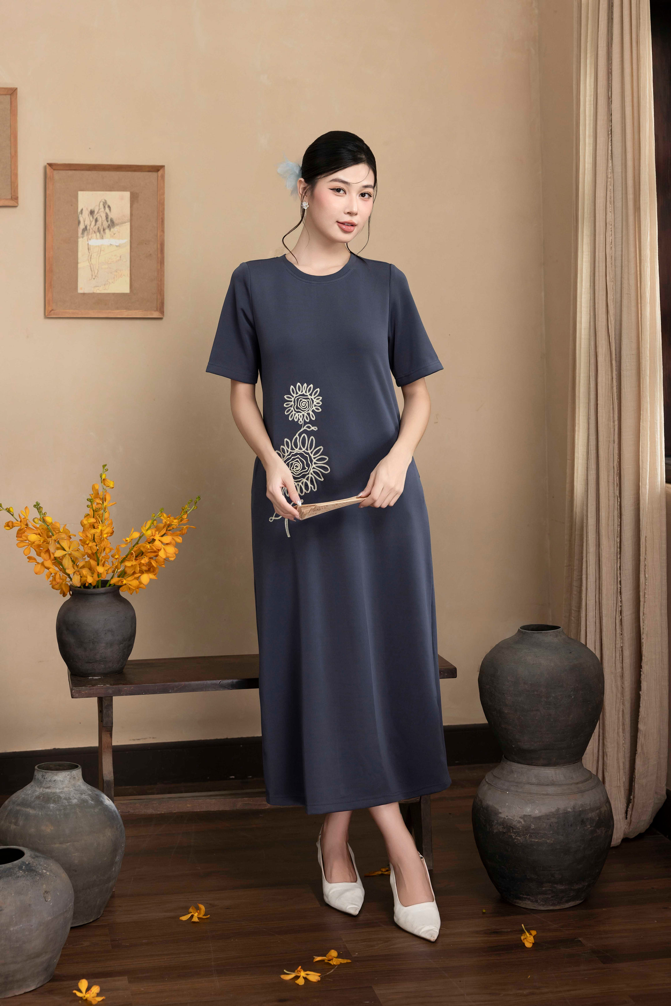Đầm Thun In Hoa Lớn Kẻ Nét Phom Suông Dài Cổ Tròn - D12178LW01