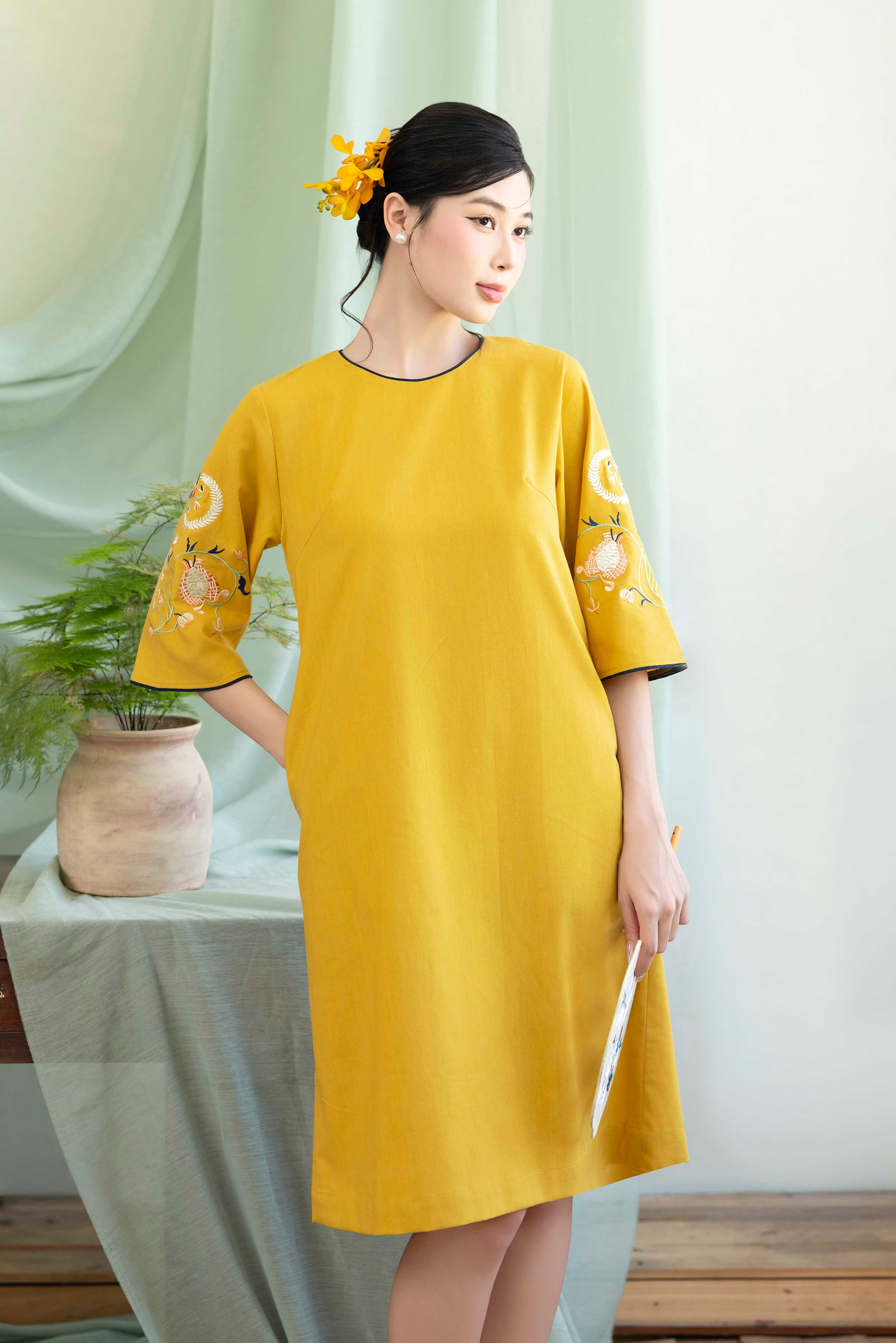 Đầm Phom Suông A Linen Thêu Hai Cánh Tay Viền Cổ Tròn - D12211LW01