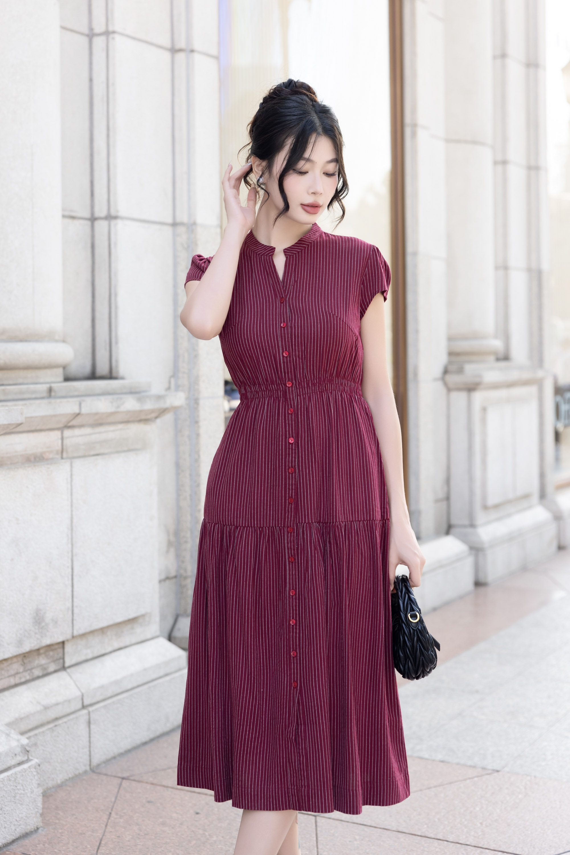 Đầm Phom A Dáng Dài Cổ Trụ Tay Ngắn Nhún Eo Chất Liệu Cotton sọc Swanlake - D12215LW01