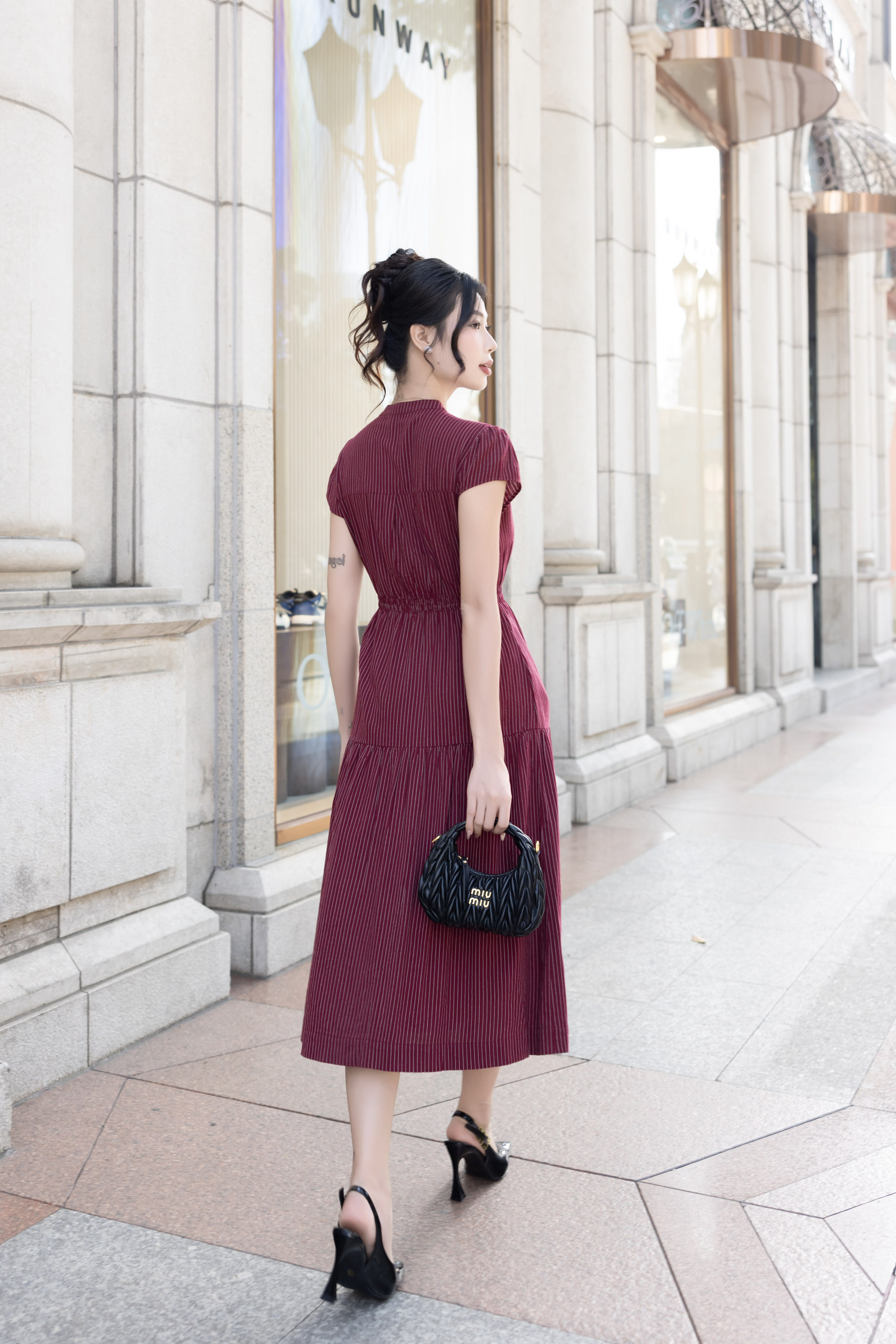 Đầm Phom A Dáng Dài Cổ Trụ Tay Ngắn Nhún Eo Chất Liệu Cotton sọc Swanlake - D12215LW01