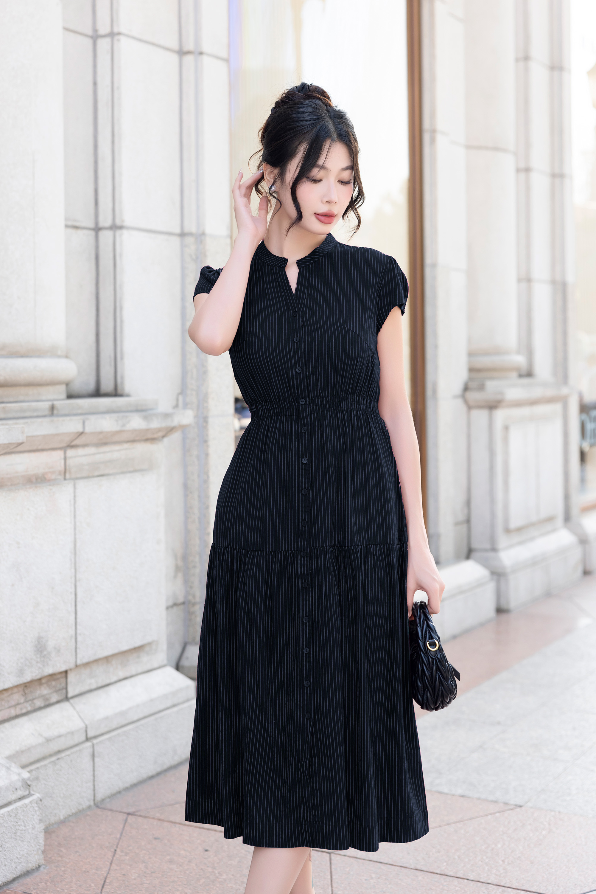 Đầm Phom A Dáng Dài Cổ Trụ Tay Ngắn Nhún Eo Chất Liệu Cotton sọc Swanlake - D12215LW01