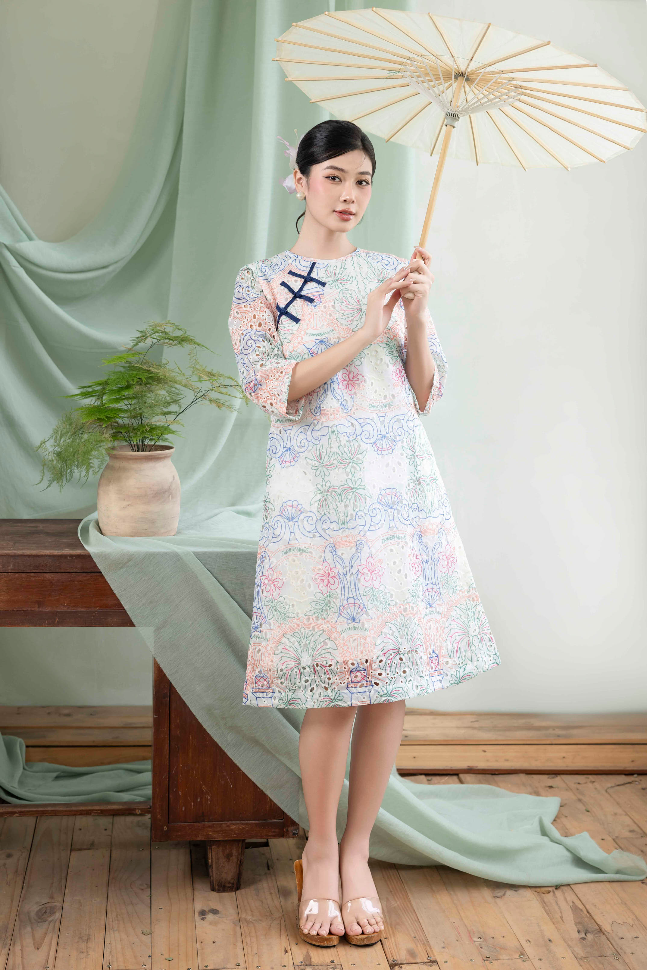 Đầm Tết Nút Tàu Tơ Thêu Đục Lỗ Phom A Hoạ Tiết Pastel - D12232LW01