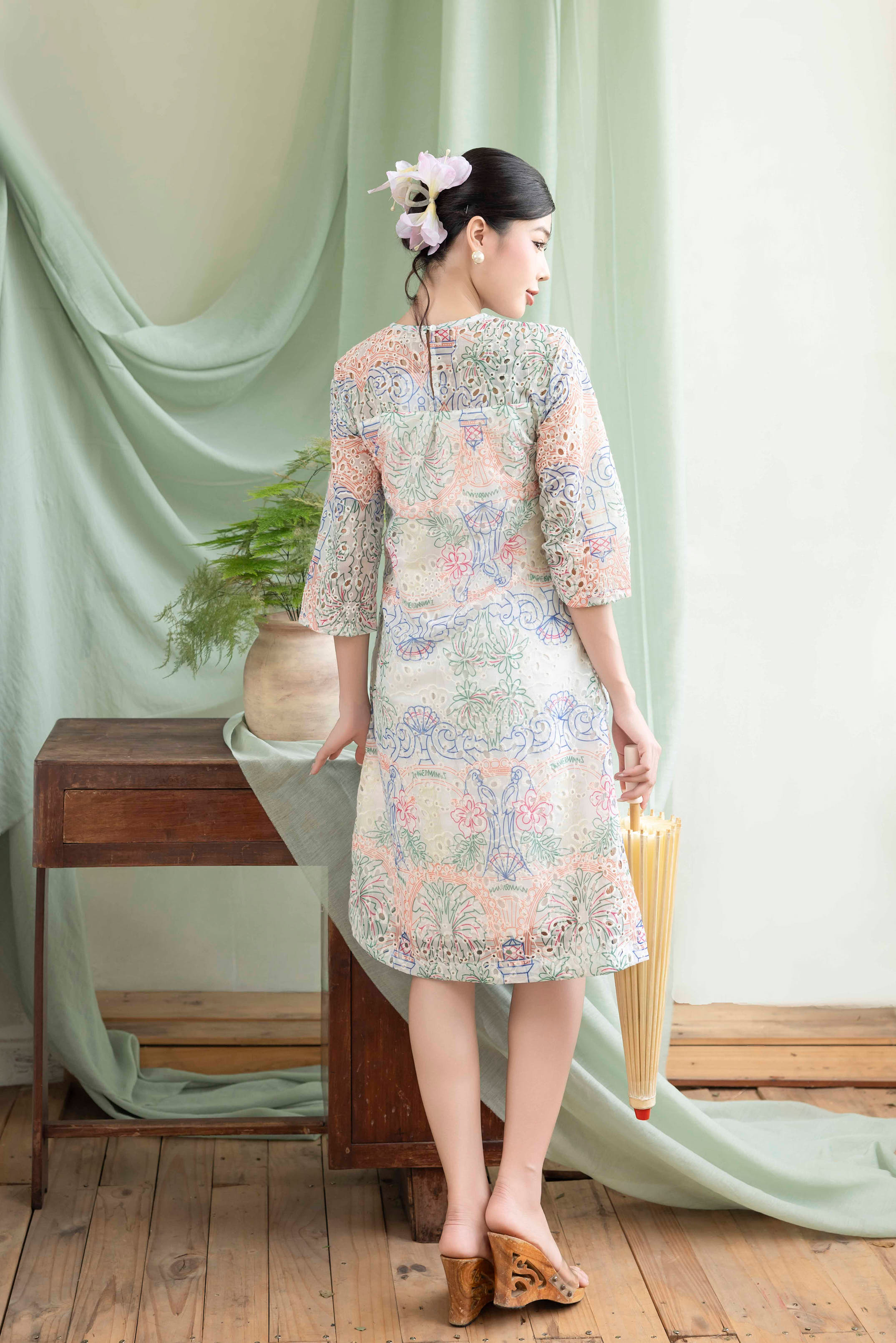 Đầm Tết Nút Tàu Tơ Thêu Đục Lỗ Phom A Hoạ Tiết Pastel - D12232LW01