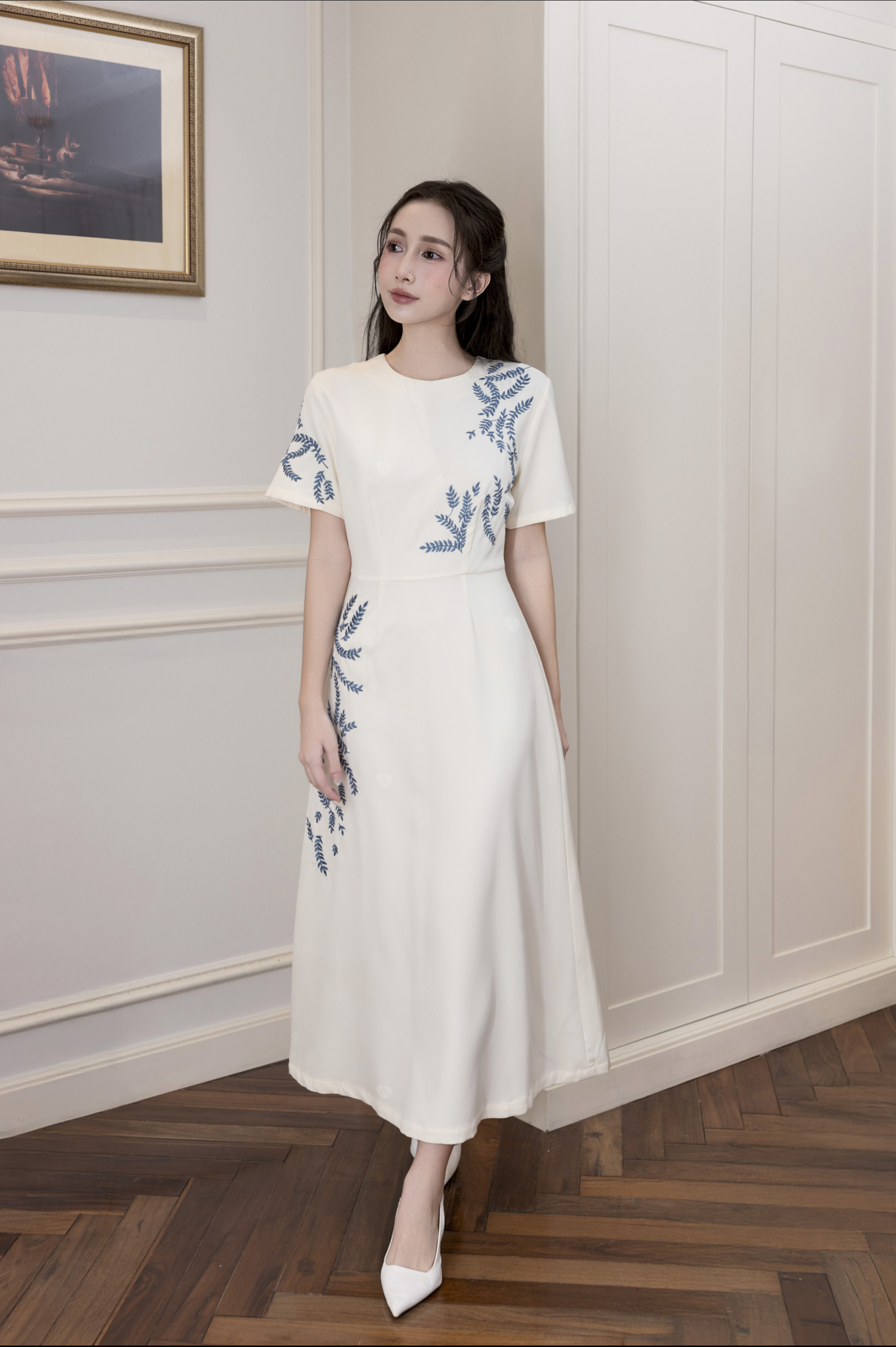 Váy Đầm Nữ Suông Cổ Tròn Vải Lụa Dày Thêu Hoa Nhấn Eo Tay Ngắn Sang Trọng Đi Tiệc D13038LW01