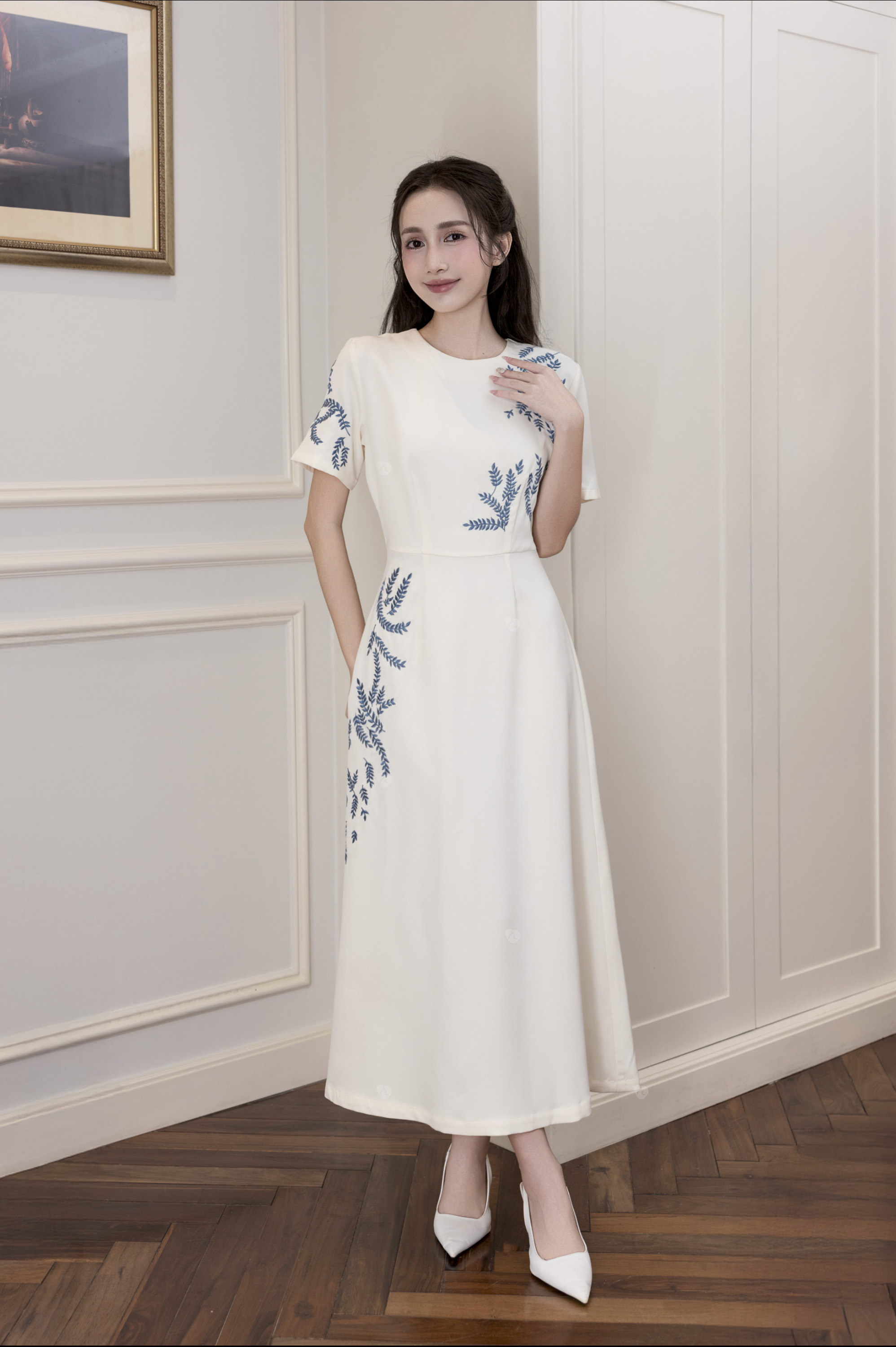 Váy Đầm Nữ Suông Cổ Tròn Vải Lụa Dày Thêu Hoa Nhấn Eo Tay Ngắn Sang Trọng Đi Tiệc D13038LW01