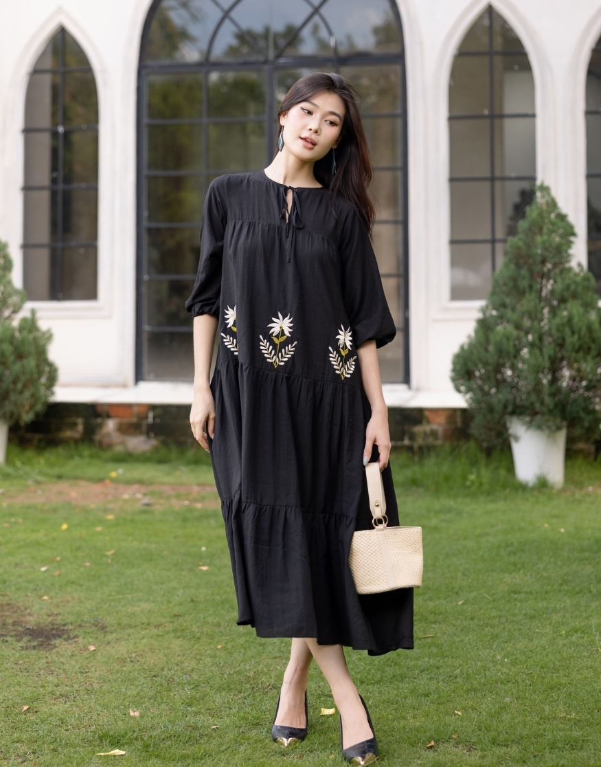 Đầm Chất Liệu Tơ Thêu Hoa Màu Đen Swanlake - D09551LW01