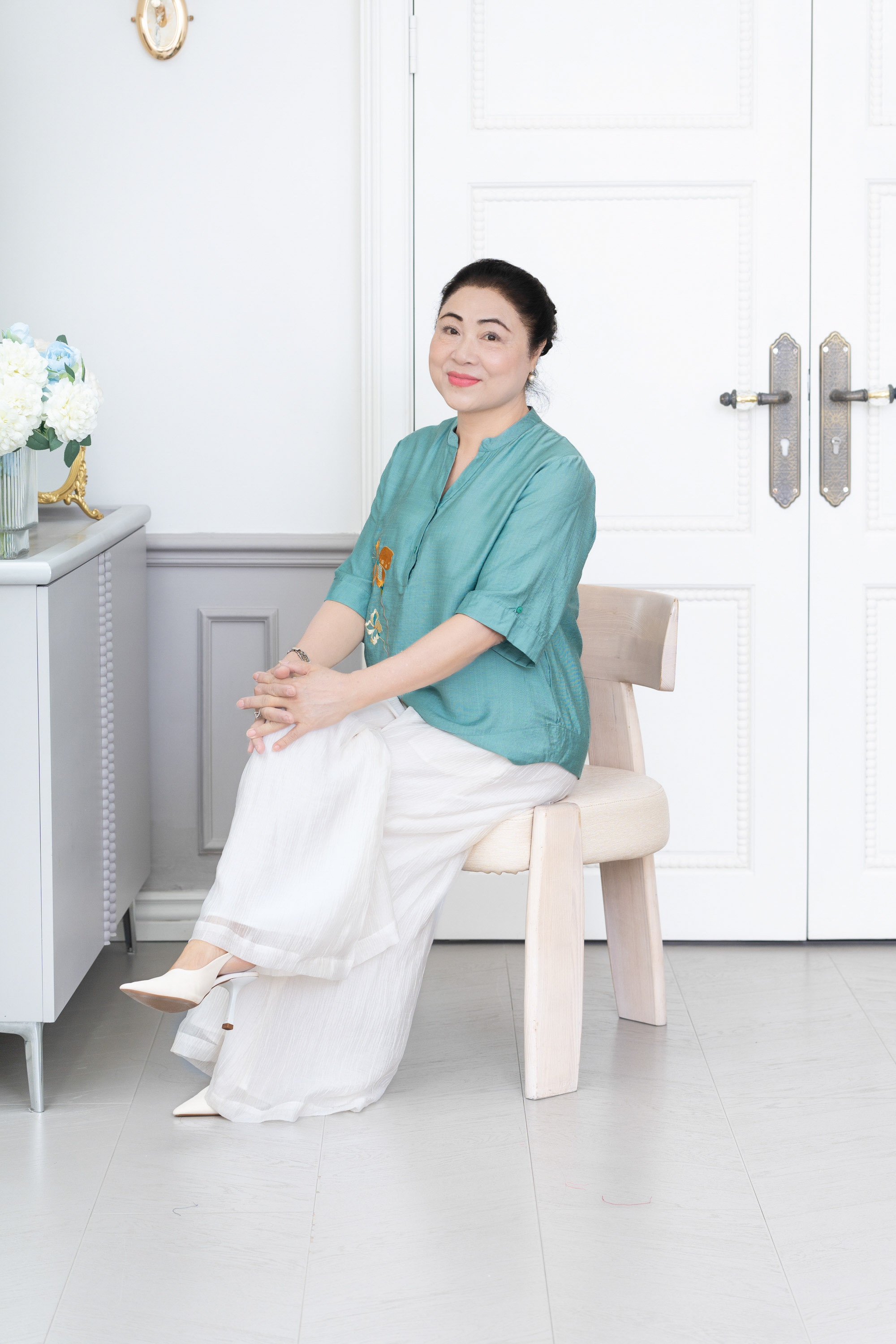 M-Collection - Áo Cổ Trụ Thêu Hoa Vạt Bầu Lụa Hàn - A11946LW01
