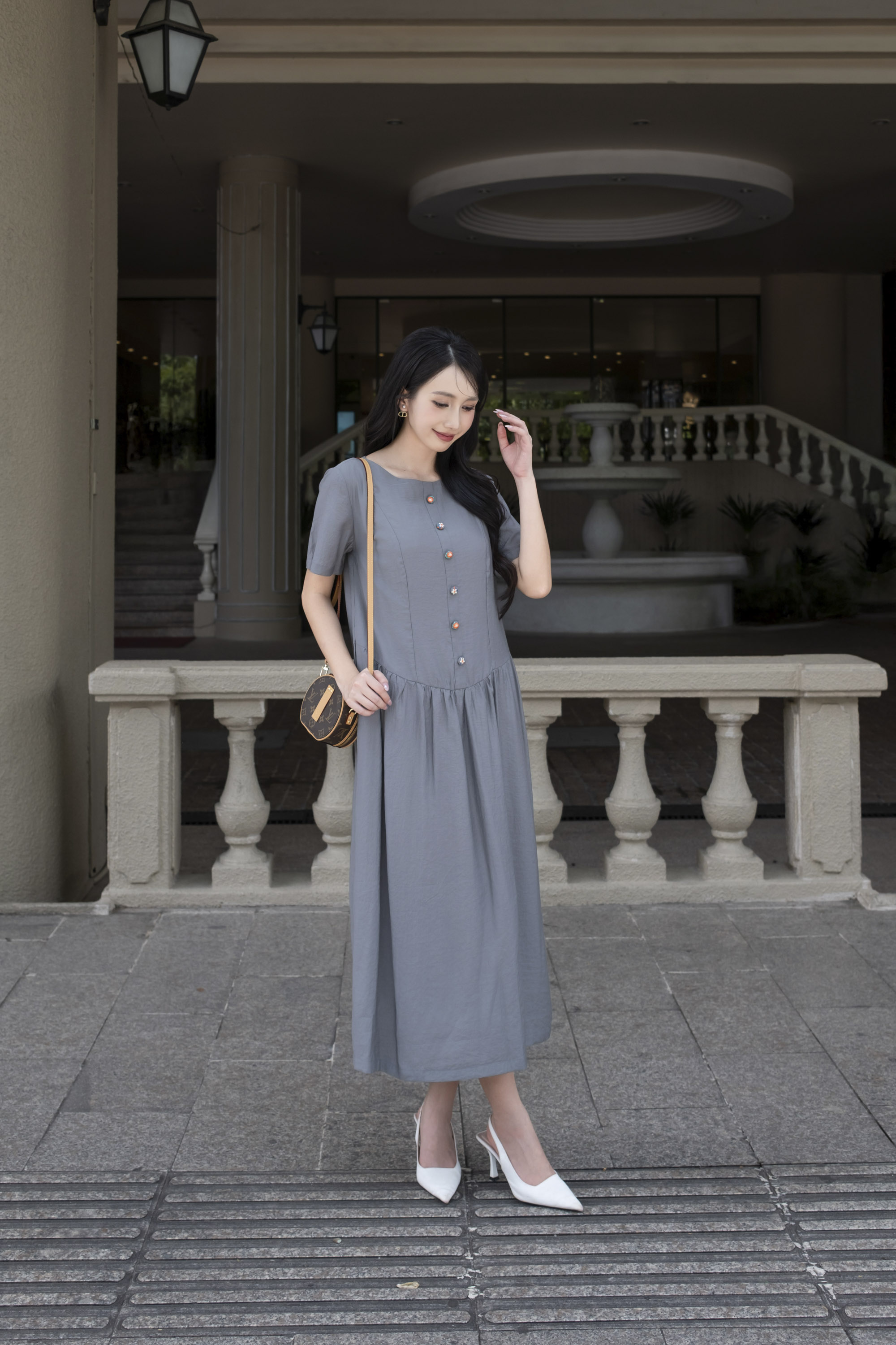 SWANLAKE | Váy Đầm Maxi Nữ Suông Trơn Đính Nút Bọc Tơ Cát Eo Hạ Xếp Ly Cổ Tròn Có Túi Công Sở D12835LW01