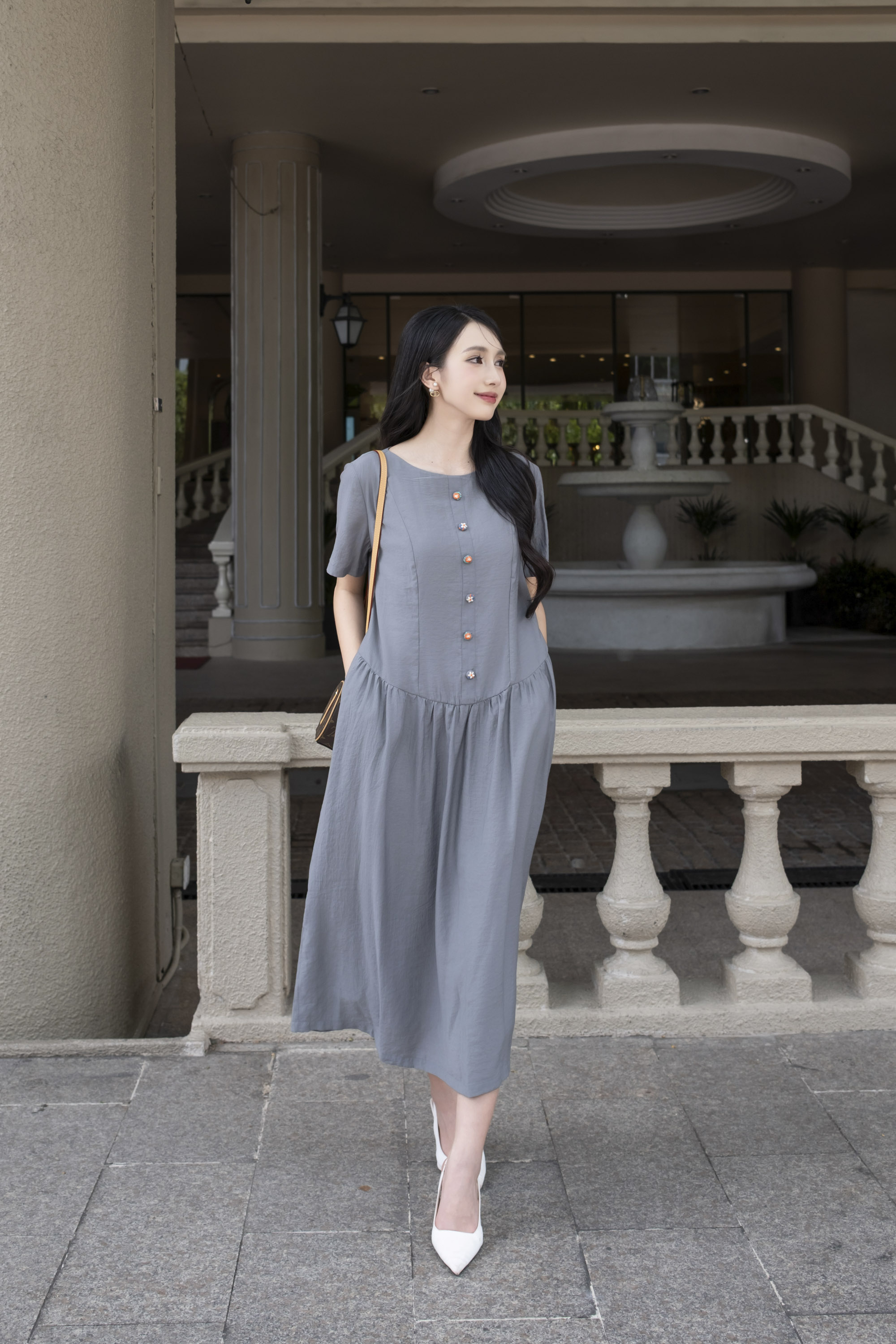 SWANLAKE | Váy Đầm Maxi Nữ Suông Trơn Đính Nút Bọc Tơ Cát Eo Hạ Xếp Ly Cổ Tròn Có Túi Công Sở D12835LW01