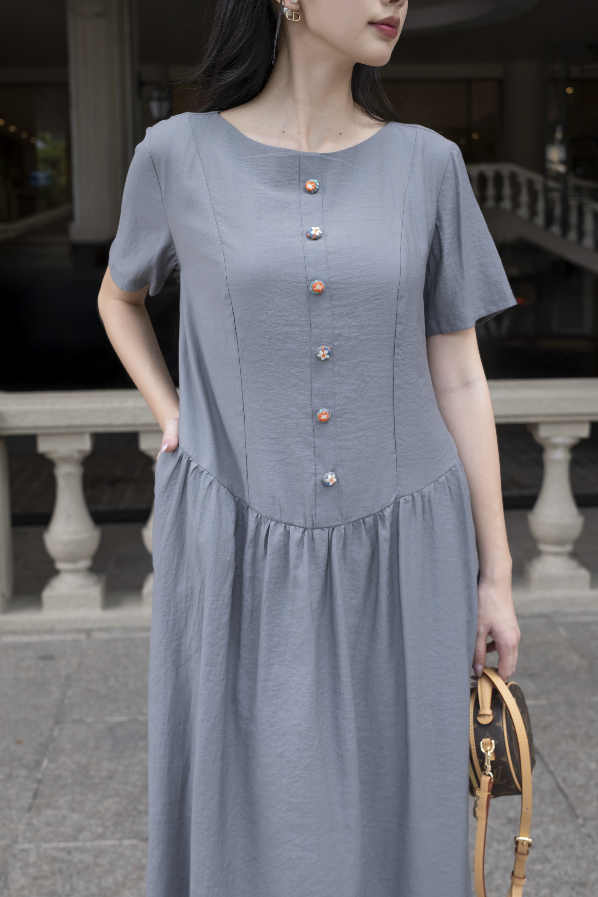 SWANLAKE | Váy Đầm Maxi Nữ Suông Trơn Đính Nút Bọc Tơ Cát Eo Hạ Xếp Ly Cổ Tròn Có Túi Công Sở D12835LW01