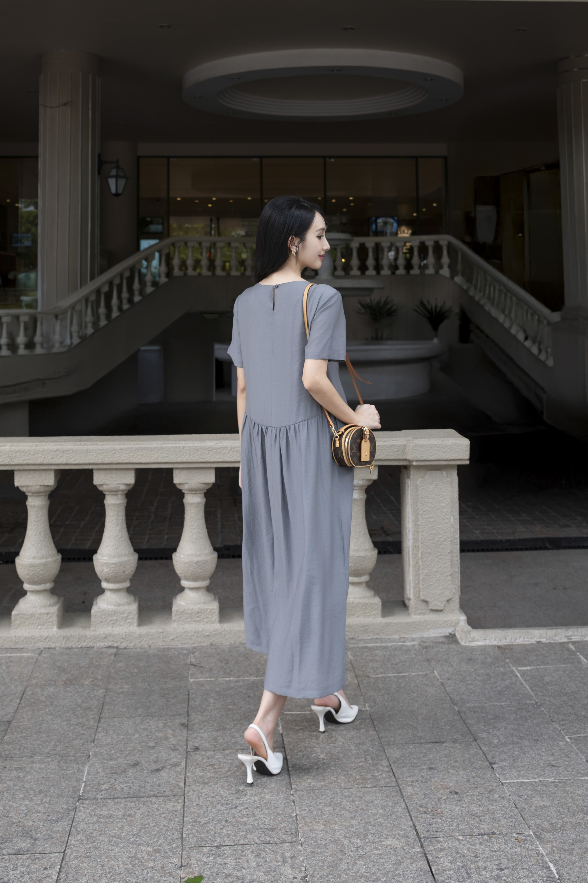 SWANLAKE | Váy Đầm Maxi Nữ Suông Trơn Đính Nút Bọc Tơ Cát Eo Hạ Xếp Ly Cổ Tròn Có Túi Công Sở D12835LW01