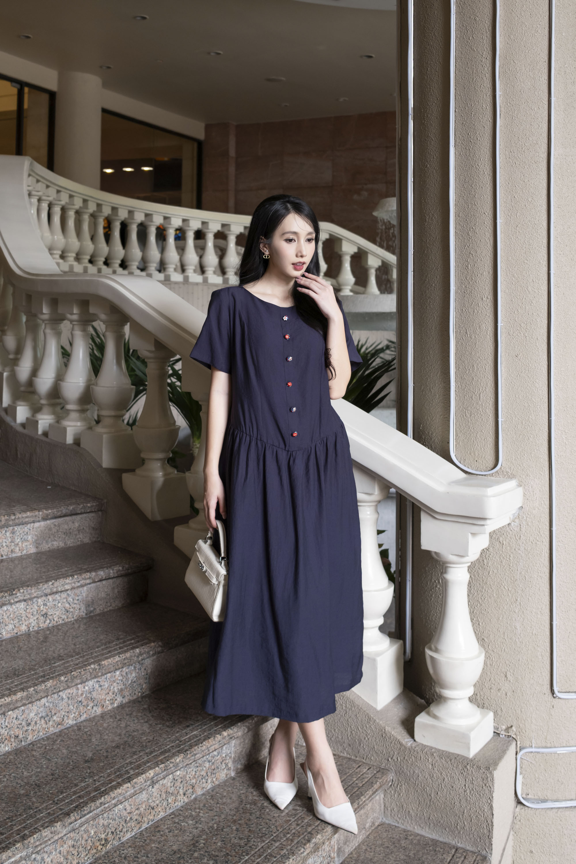 SWANLAKE | Váy Đầm Maxi Nữ Suông Trơn Đính Nút Bọc Tơ Cát Eo Hạ Xếp Ly Cổ Tròn Có Túi Công Sở D12835LW01