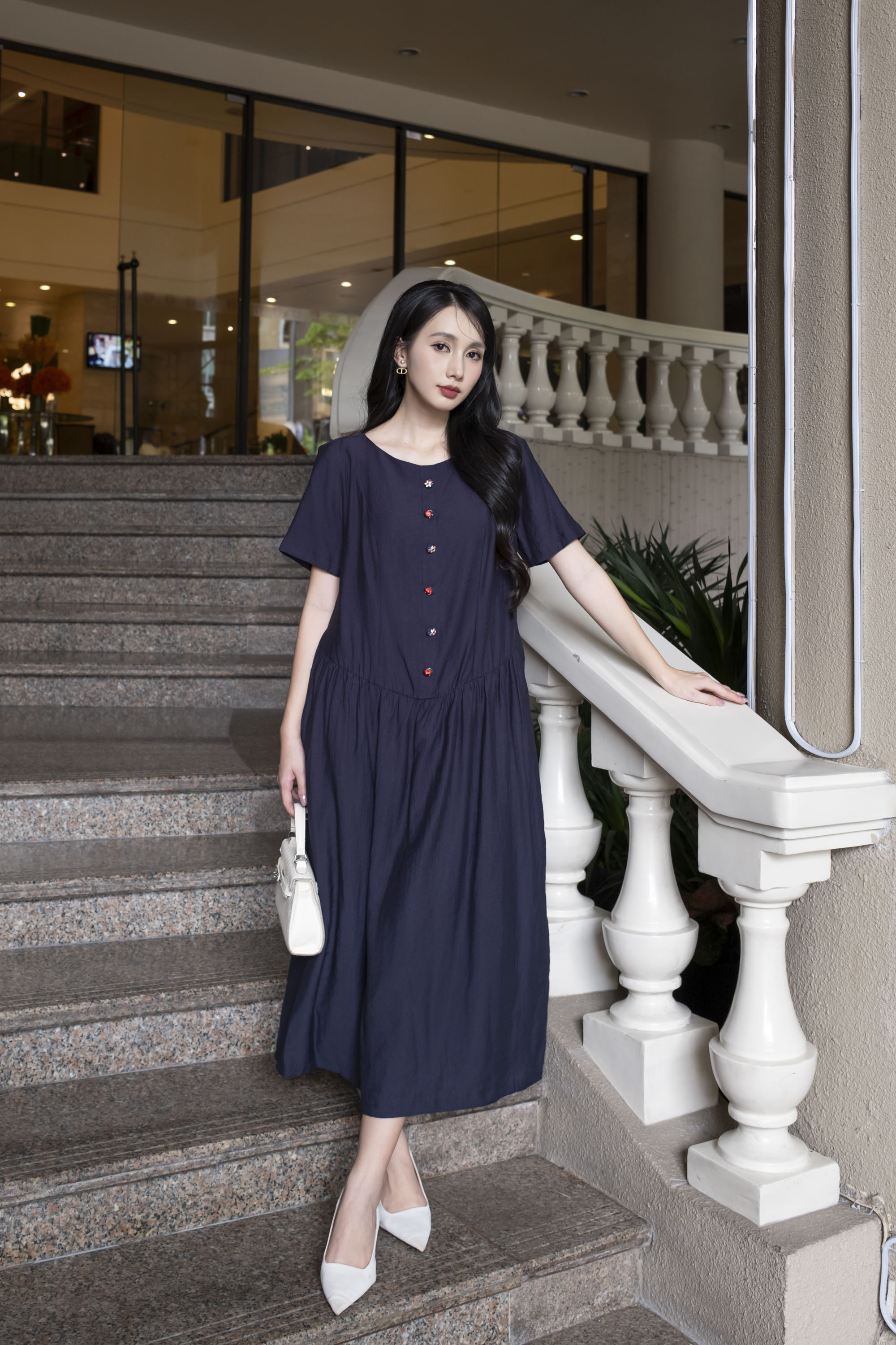 SWANLAKE | Váy Đầm Maxi Nữ Suông Trơn Đính Nút Bọc Tơ Cát Eo Hạ Xếp Ly Cổ Tròn Có Túi Công Sở D12835LW01