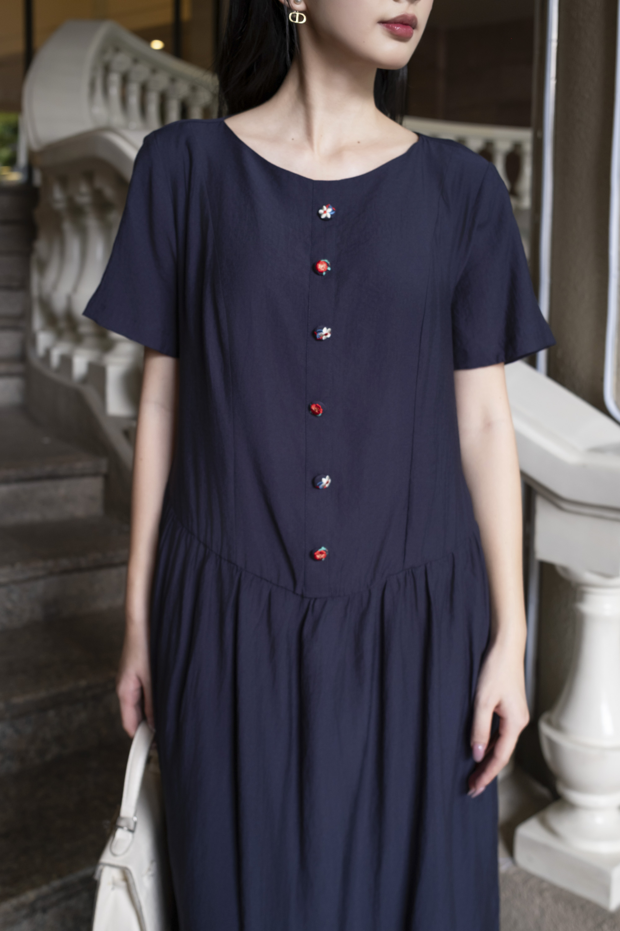 SWANLAKE | Váy Đầm Maxi Nữ Suông Trơn Đính Nút Bọc Tơ Cát Eo Hạ Xếp Ly Cổ Tròn Có Túi Công Sở D12835LW01