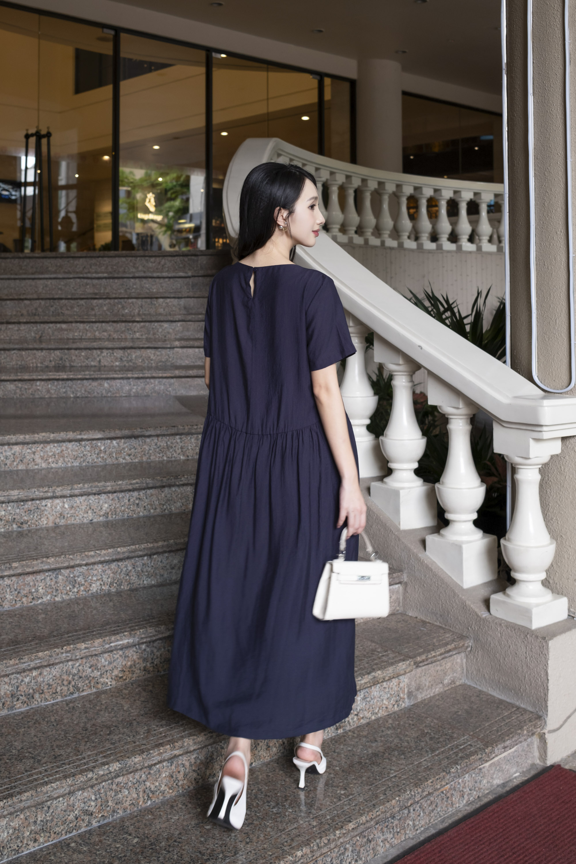 SWANLAKE | Váy Đầm Maxi Nữ Suông Trơn Đính Nút Bọc Tơ Cát Eo Hạ Xếp Ly Cổ Tròn Có Túi Công Sở D12835LW01