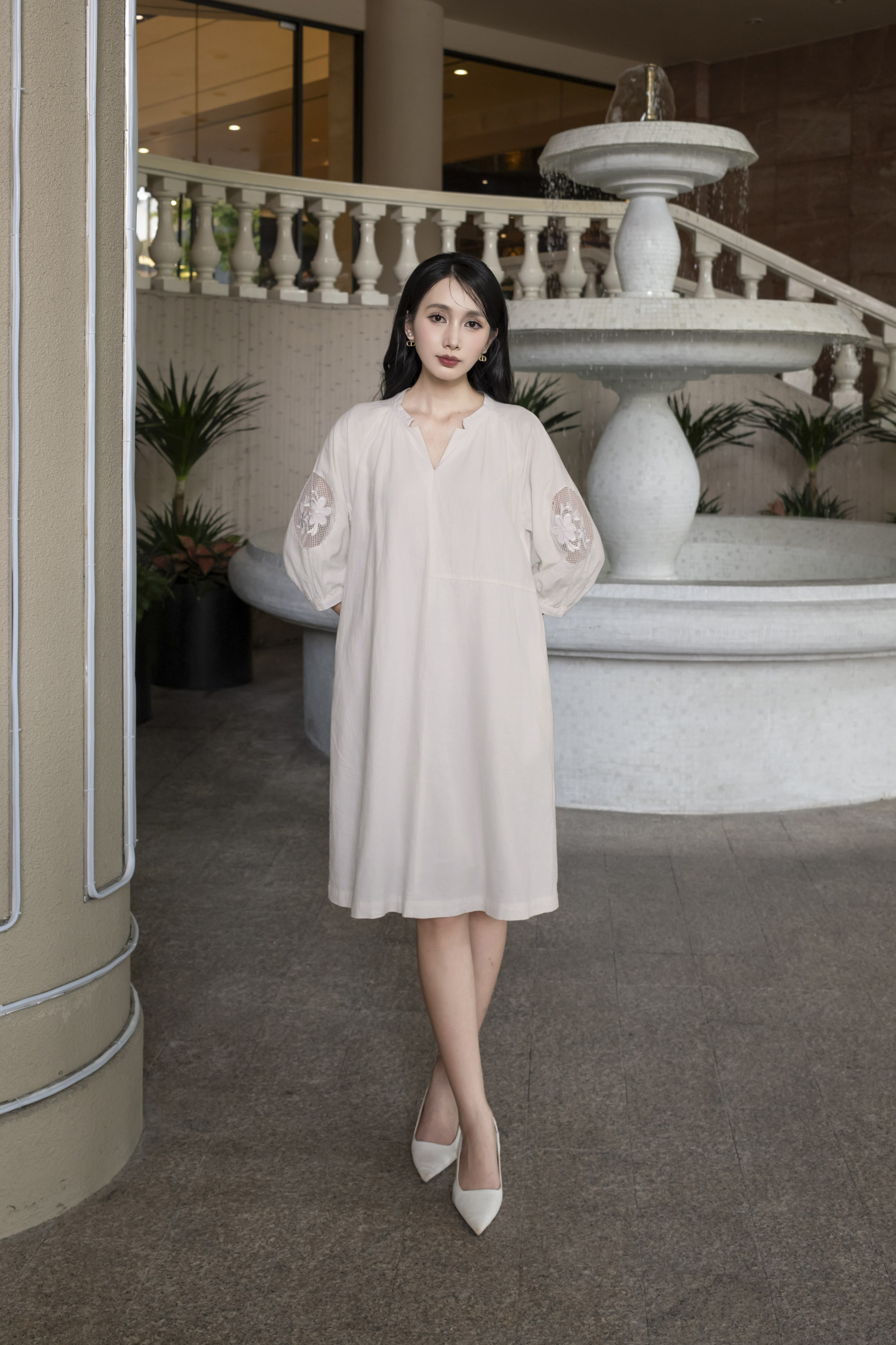 SWANLAKE | Váy Đầm Nữ Suông Tay Lỡ Thêu Hoa Phối Lưới Vải Linen Cổ Trụ Xẻ Có Túi Công Sở D12786LW01