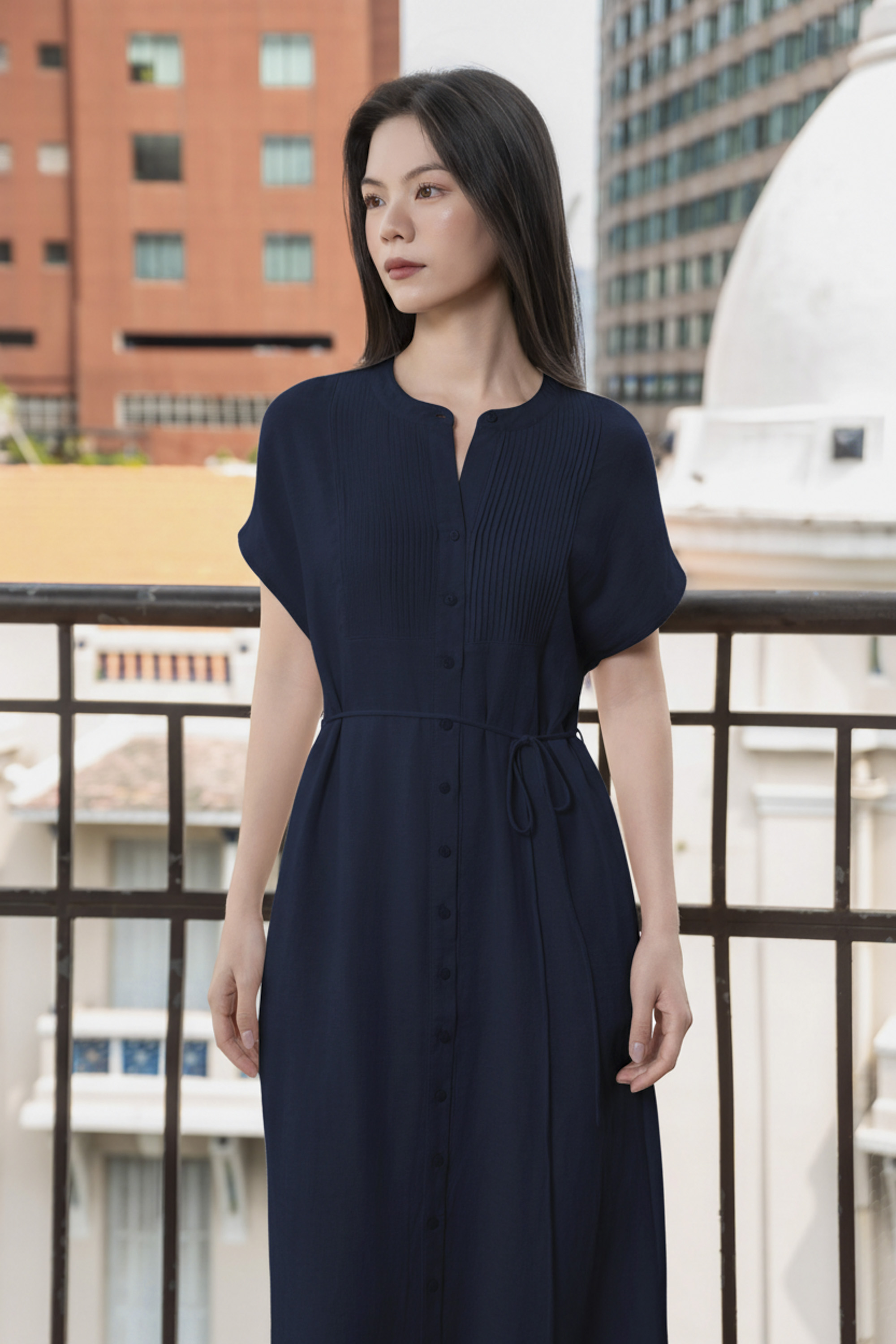SWANLAKE | Váy Đầm Nữ Midi Suông Cổ Trụ Cài Nút Xếp Ly Vải Linen Dây Thắt Eo Xẻ Tà Công Sở D12752LW01