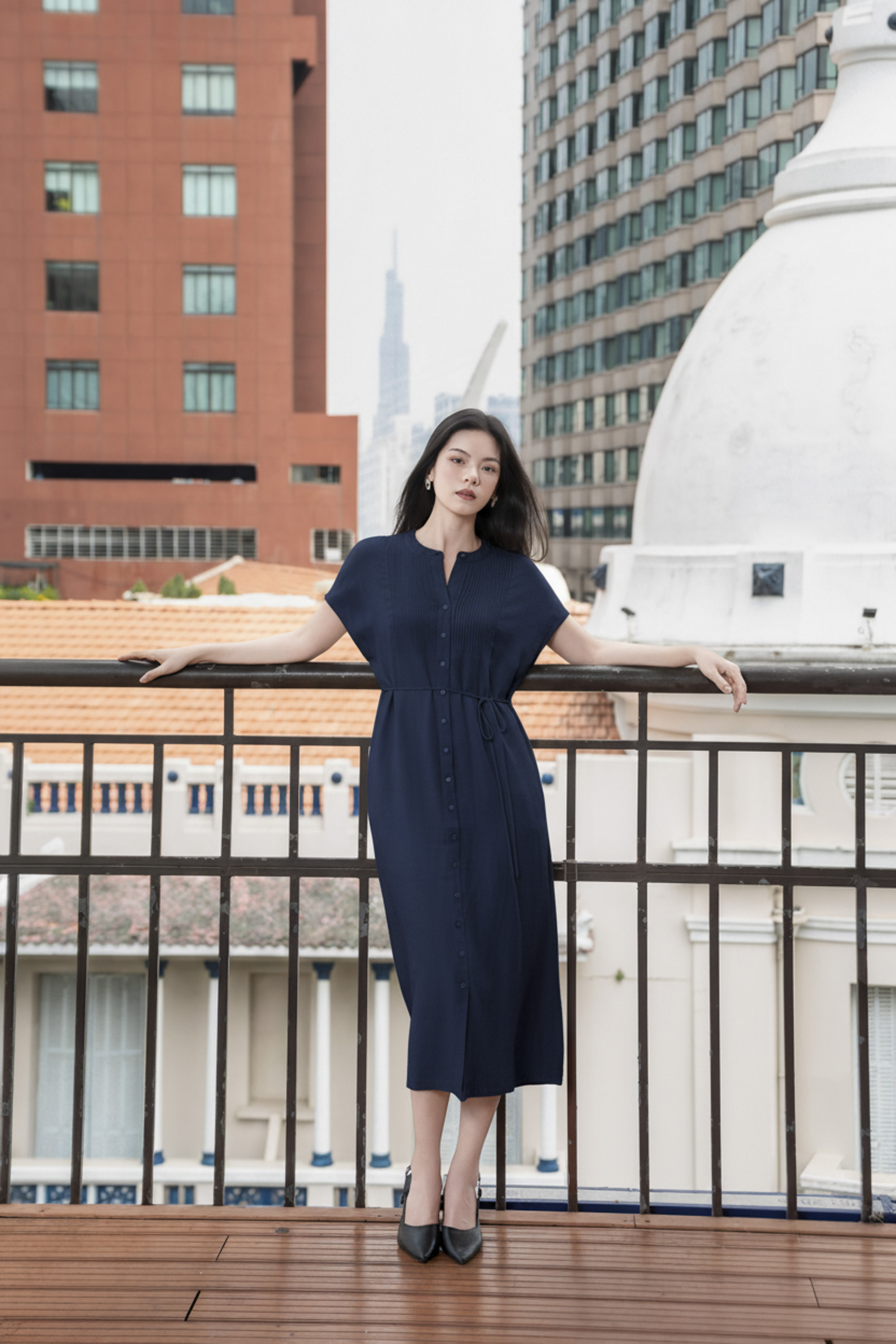 SWANLAKE | Váy Đầm Nữ Midi Suông Cổ Trụ Cài Nút Xếp Ly Vải Linen Dây Thắt Eo Xẻ Tà Công Sở D12752LW01
