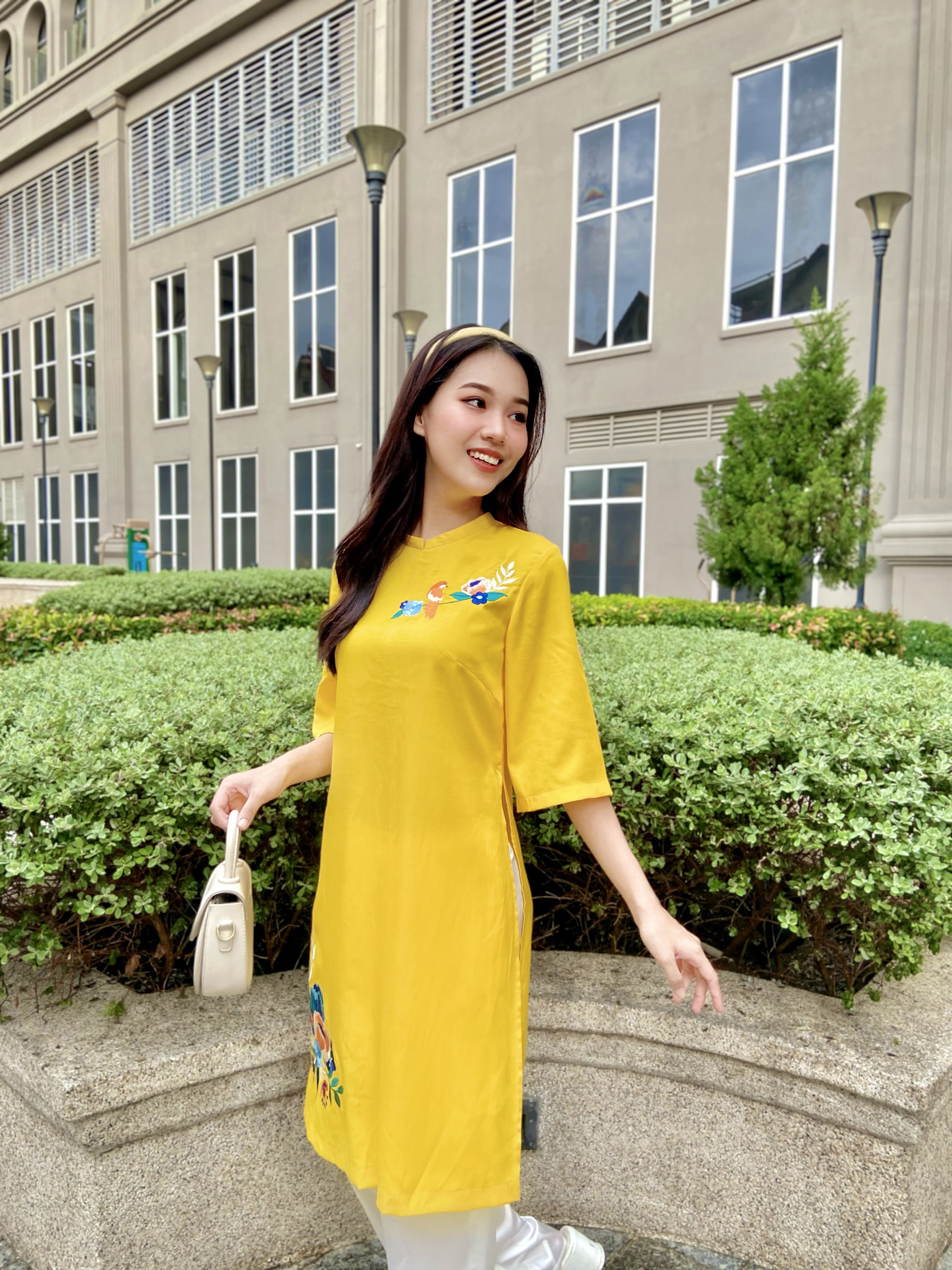 Áo Dài Tay Lỡ Thêu Bông Swanlake - L10534LW01