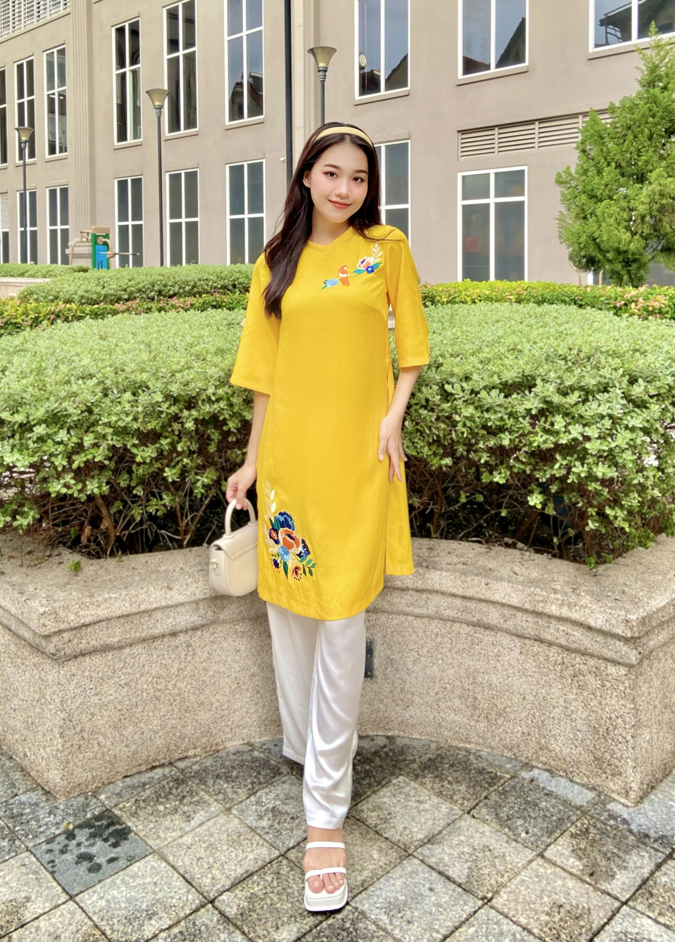 Áo Dài Tay Lỡ Thêu Bông Swanlake - L10534LW01