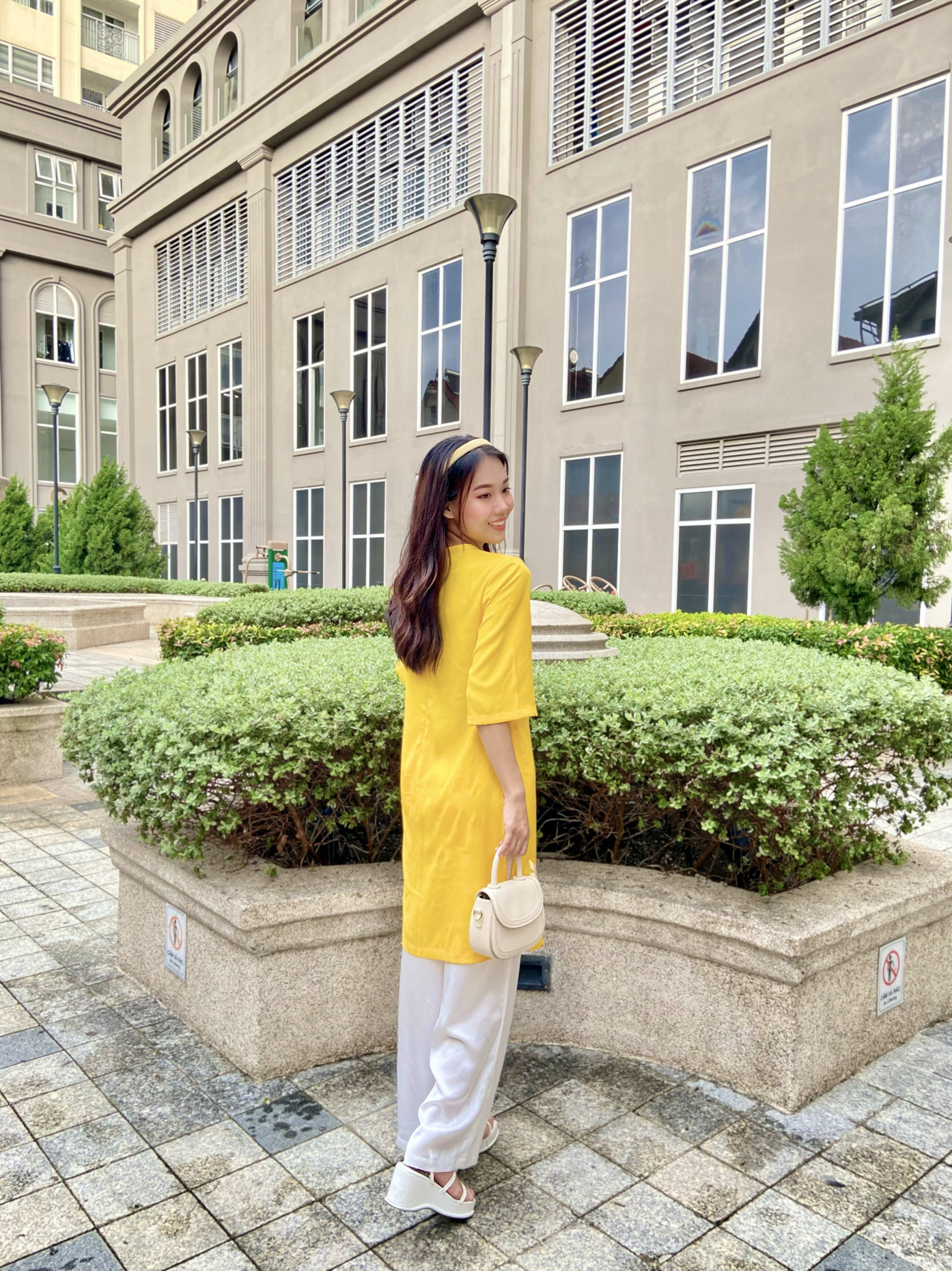 Áo Dài Tay Lỡ Thêu Bông Swanlake - L10534LW01