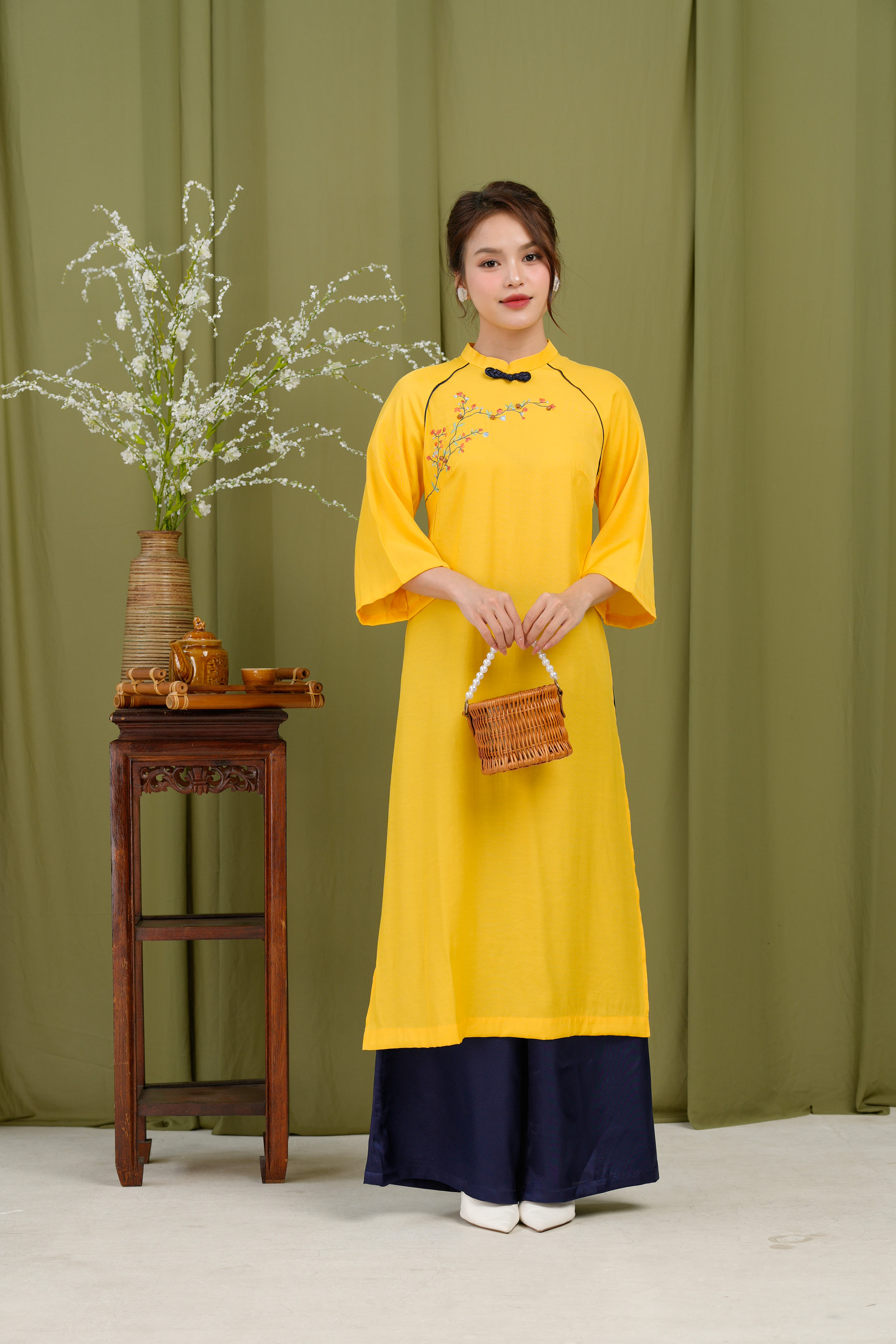 Áo Dài Xuân Chi Phom Suông Cổ Tàu Chất Liệu Vải taffta Swanlake Vàng - L11999LW01
