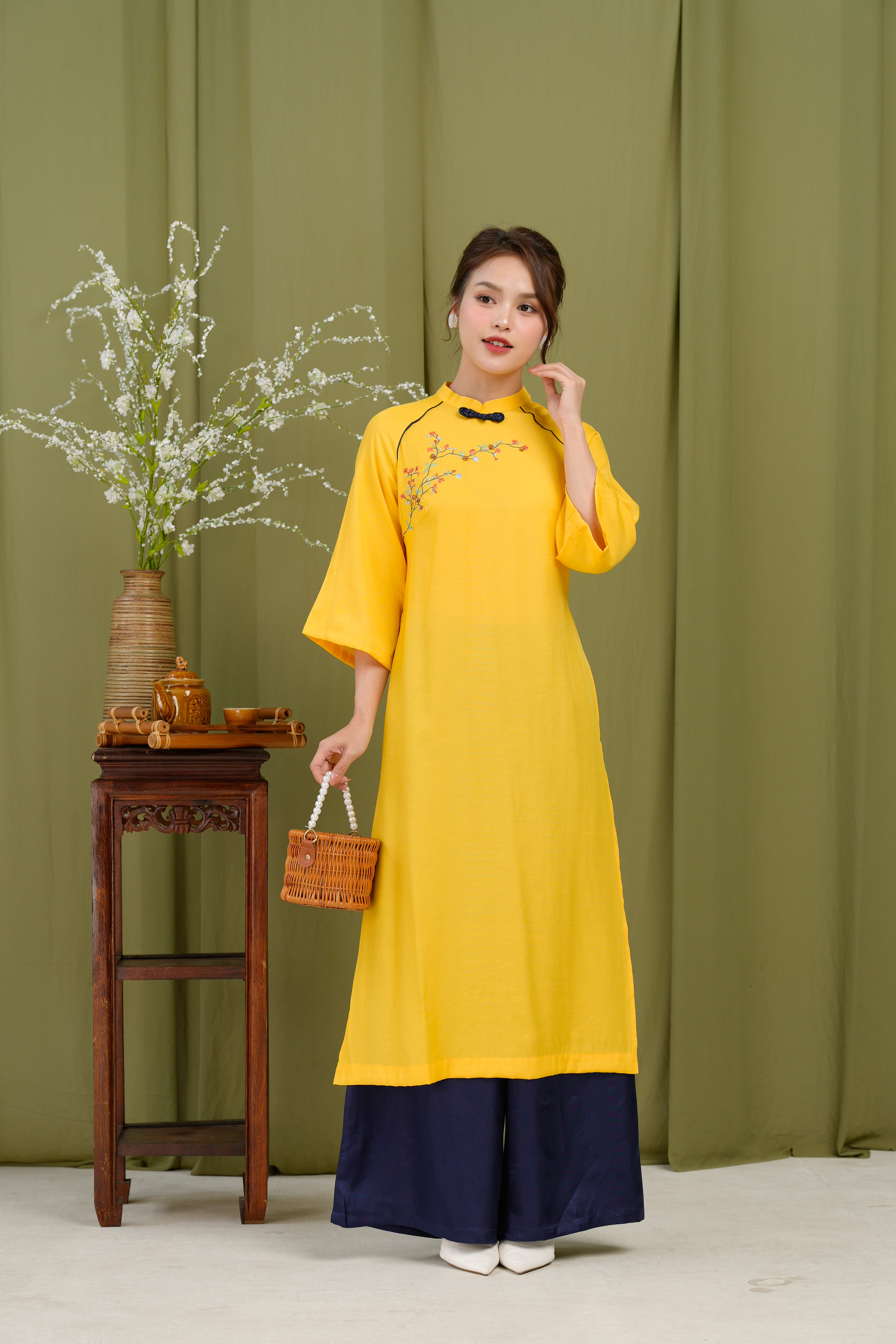 Áo Dài Xuân Chi Phom Suông Cổ Tàu Chất Liệu Vải taffta Swanlake Vàng - L11999LW01