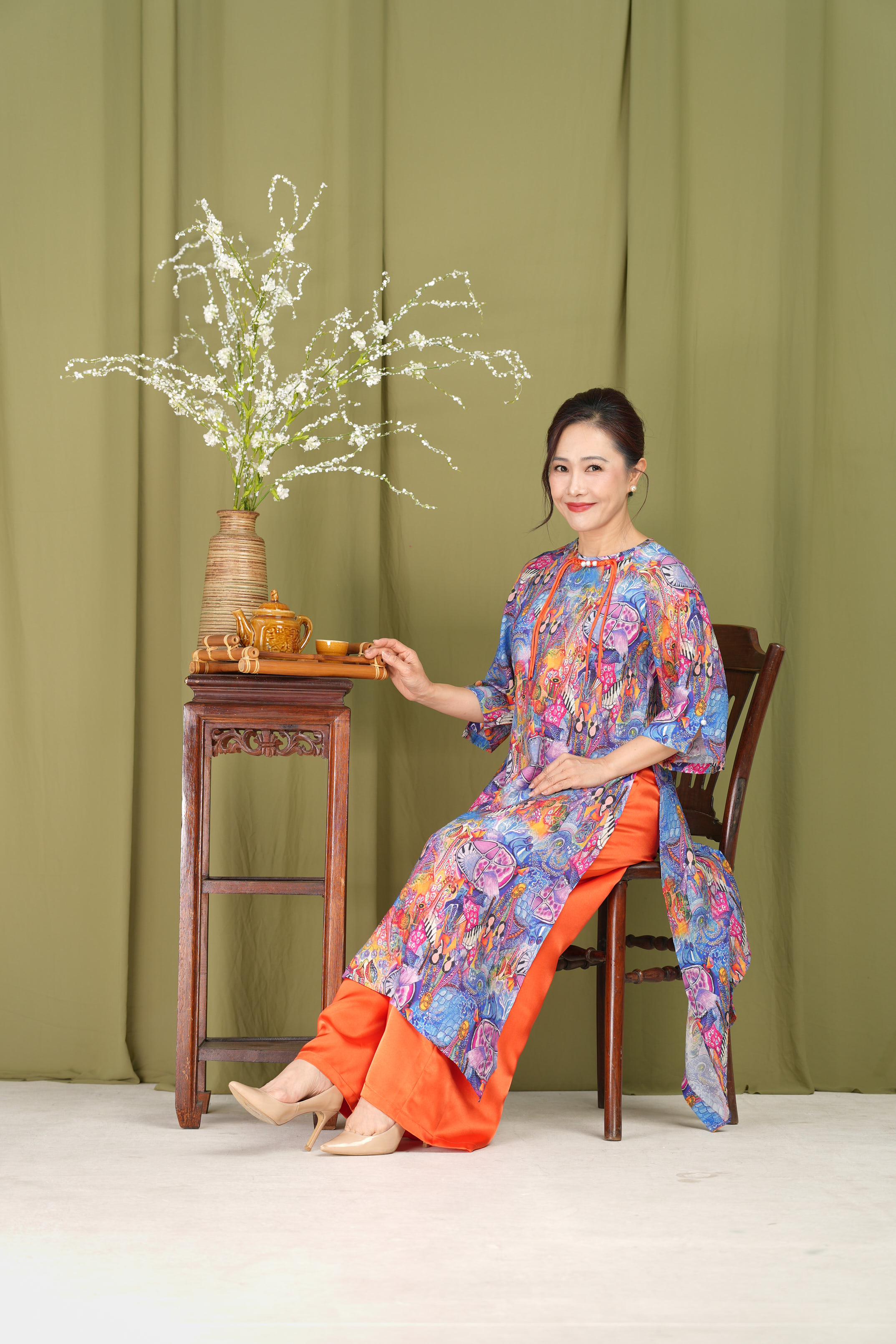 M-Collection - Áo Dài Cổ Tròn Thắt Bính Đính Ngọc Trai Chất Đũi Hàn Một Lớp - L12012LW01