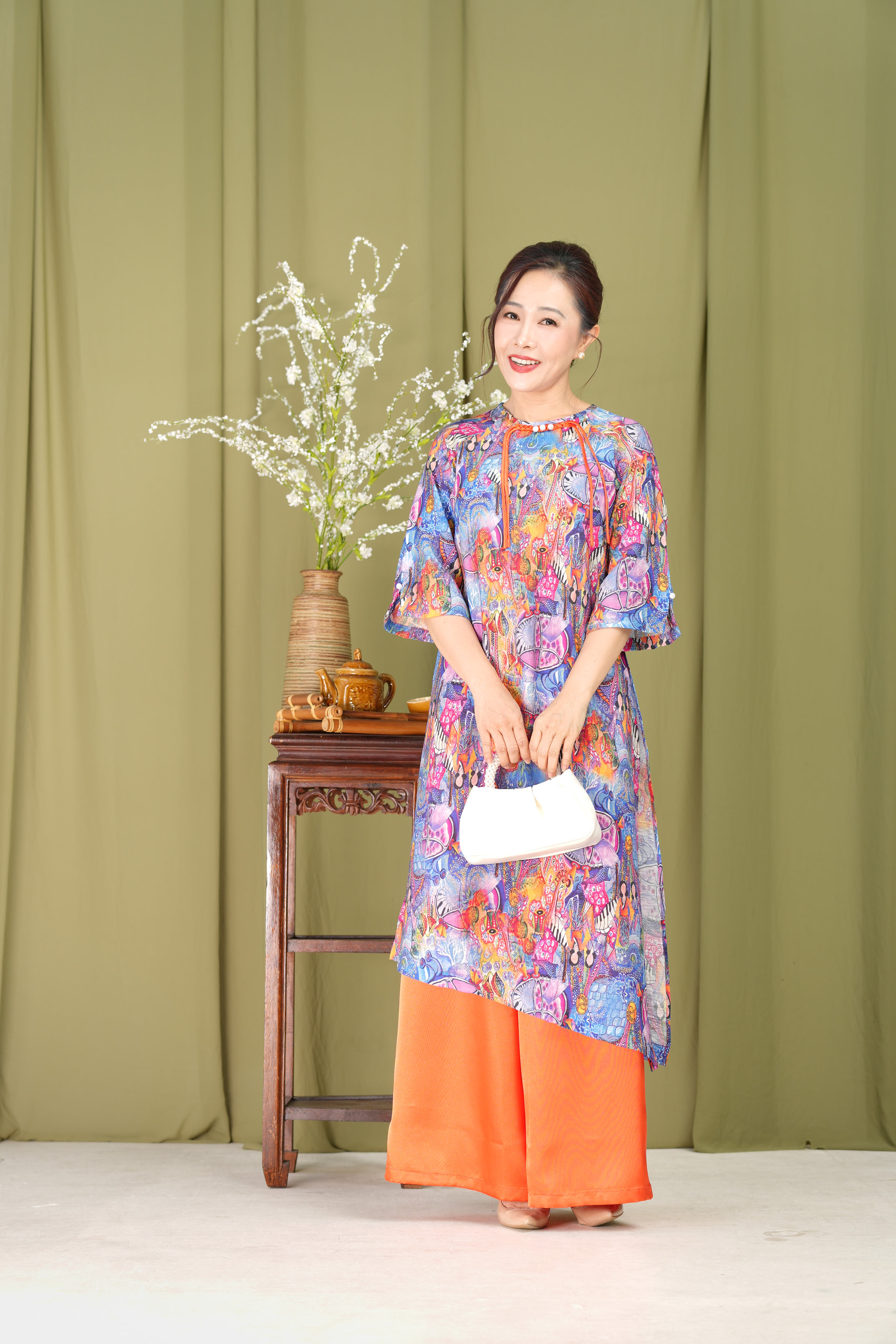 M-Collection - Áo Dài Cổ Tròn Thắt Bính Đính Ngọc Trai Chất Đũi Hàn Một Lớp - L12012LW01