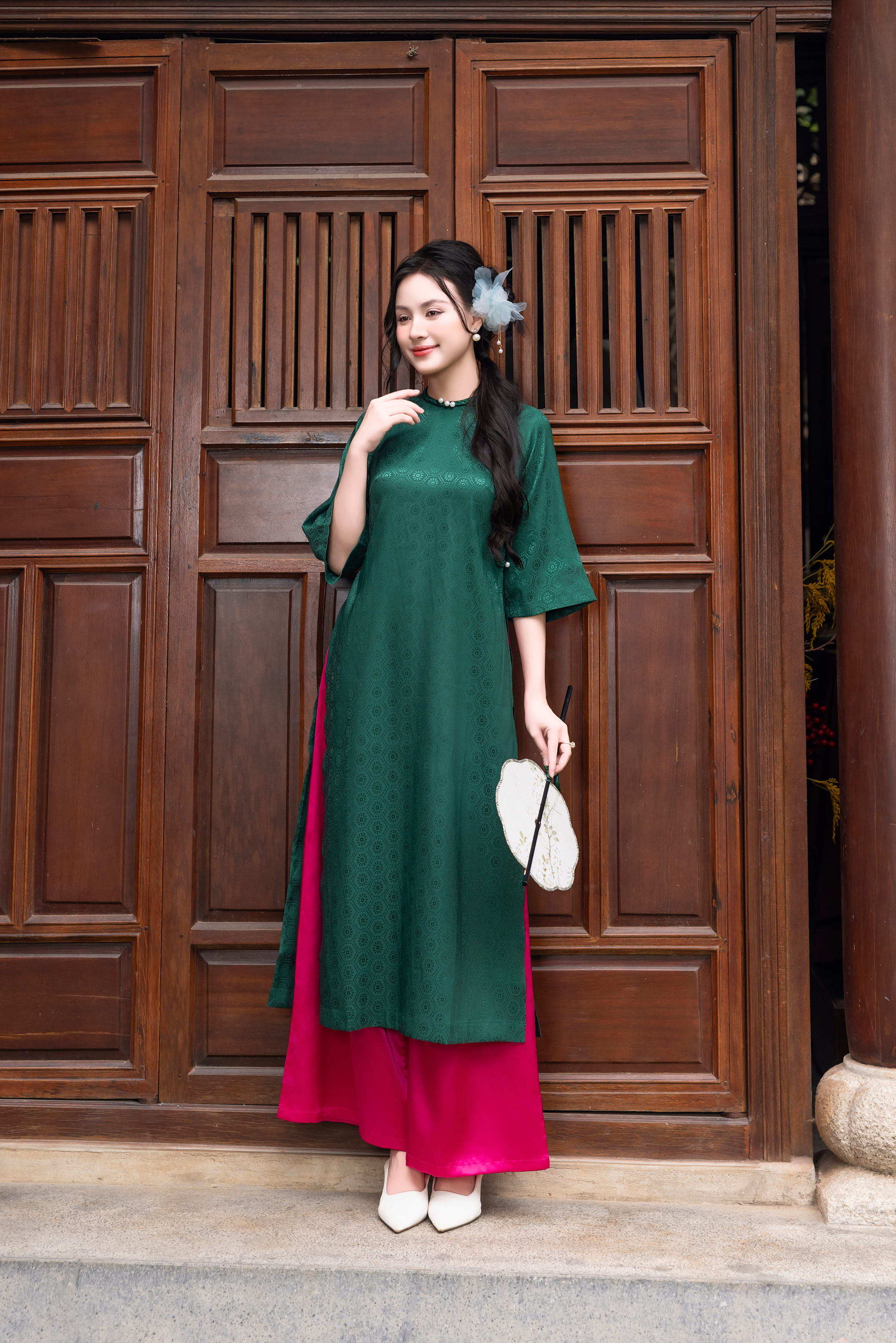 Áo Dài Thanh Yên Chất Lụa Gấm Cổ Tròn Thắt Bính Đính Ngọc Trai Swanlake Xanh lá - L12033LW01