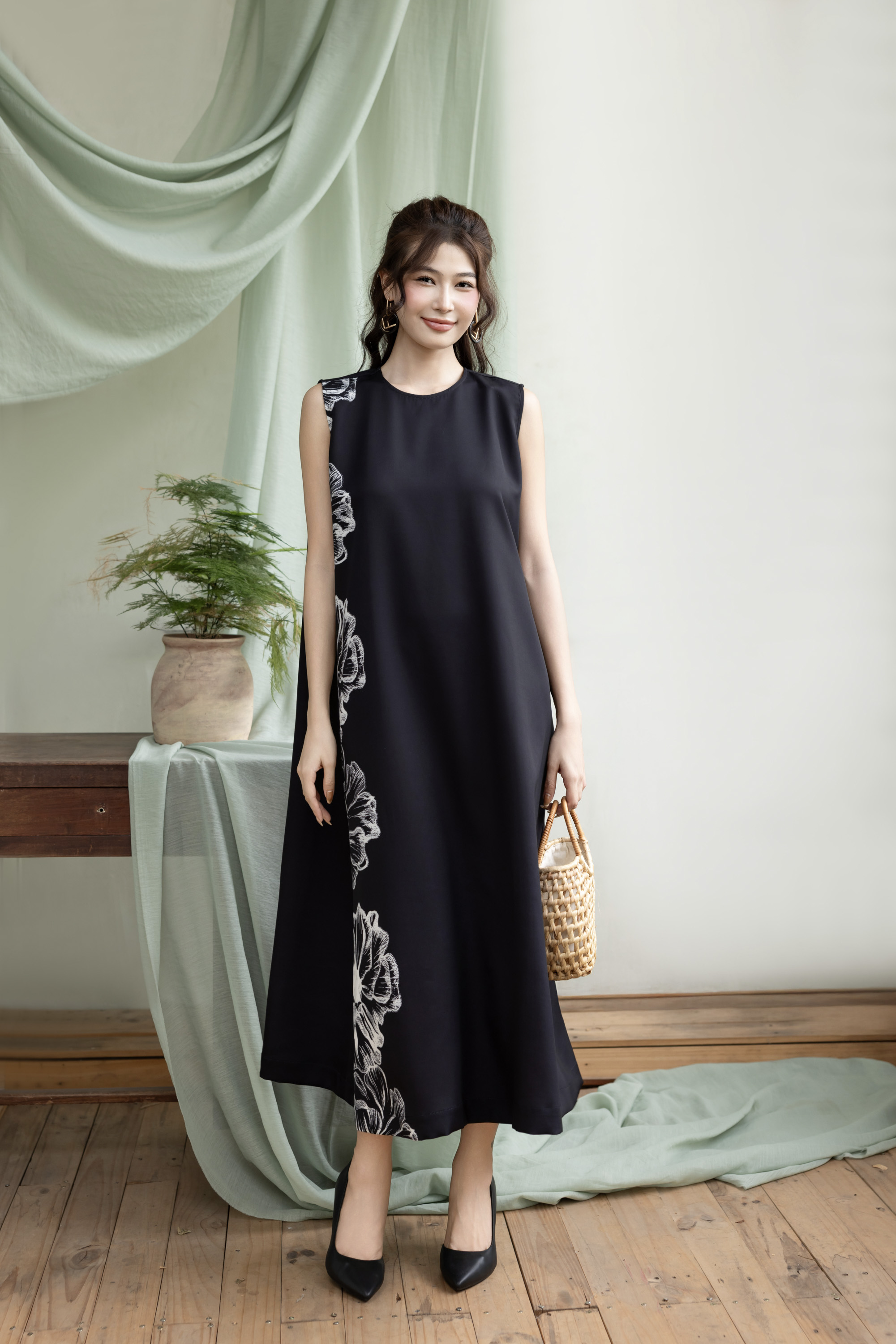 Đầm Sát Nách Hoa Chất Liệu Lụa Dày Swanlake - D12095LW03