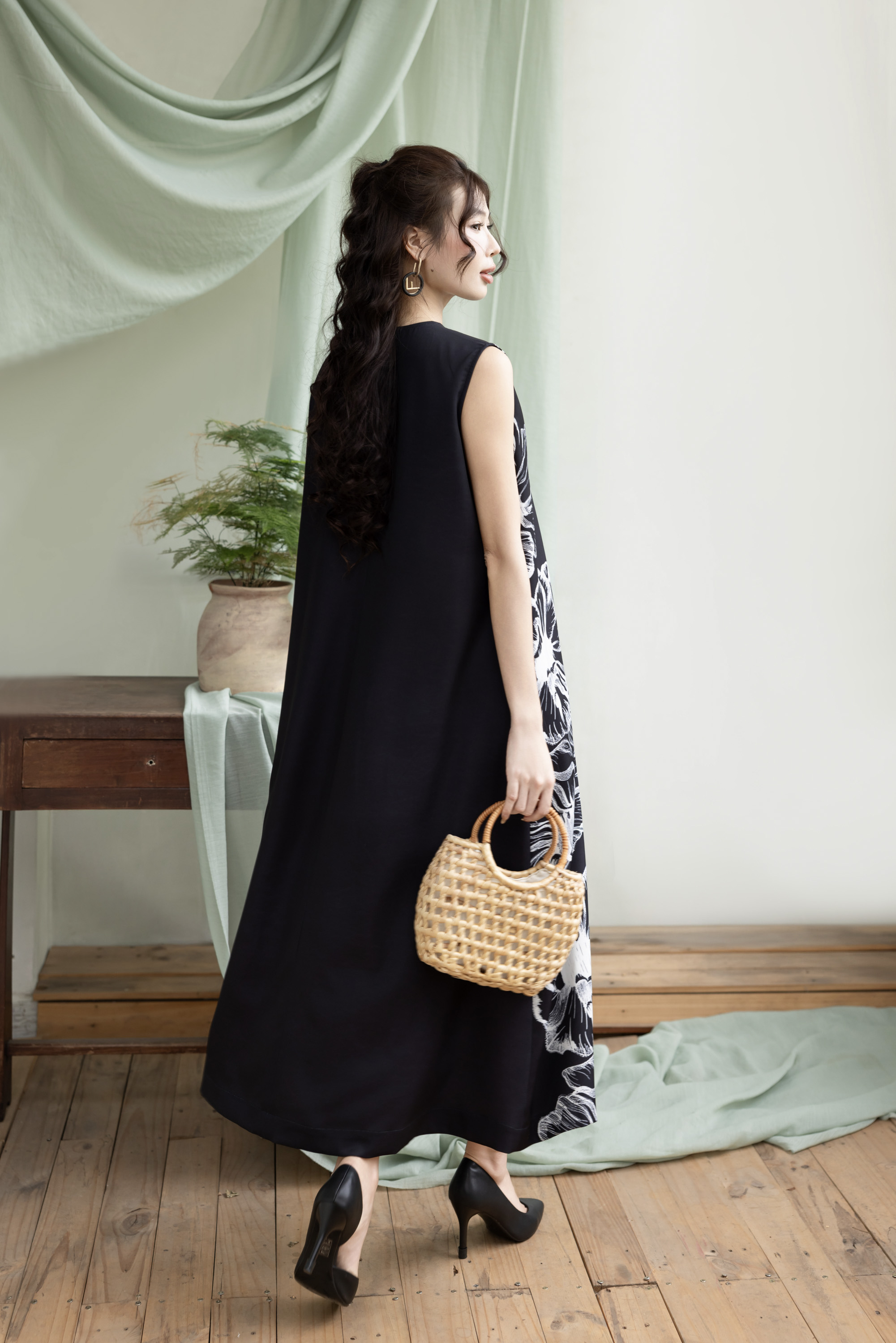 Đầm Sát Nách Hoa Chất Liệu Lụa Dày Swanlake - D12095LW03