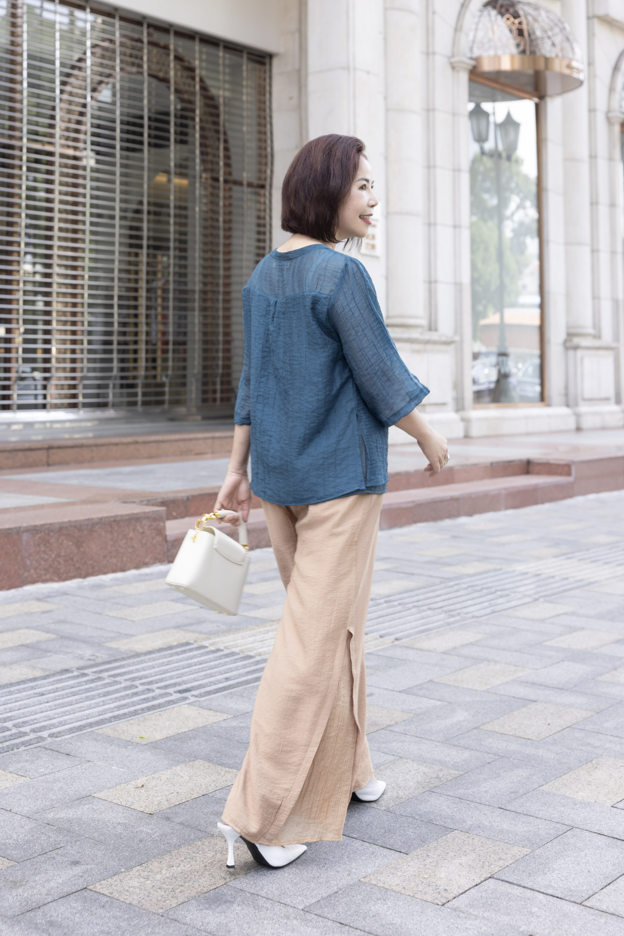 M COLLECTION | Áo Kiểu Nữ Trung Niên Tặng Mẹ Tơ Lót Lụa Hàn Thêu Hoa Cài Nút Tay Lỡ Xẻ 2 Mảnh A12848LW01