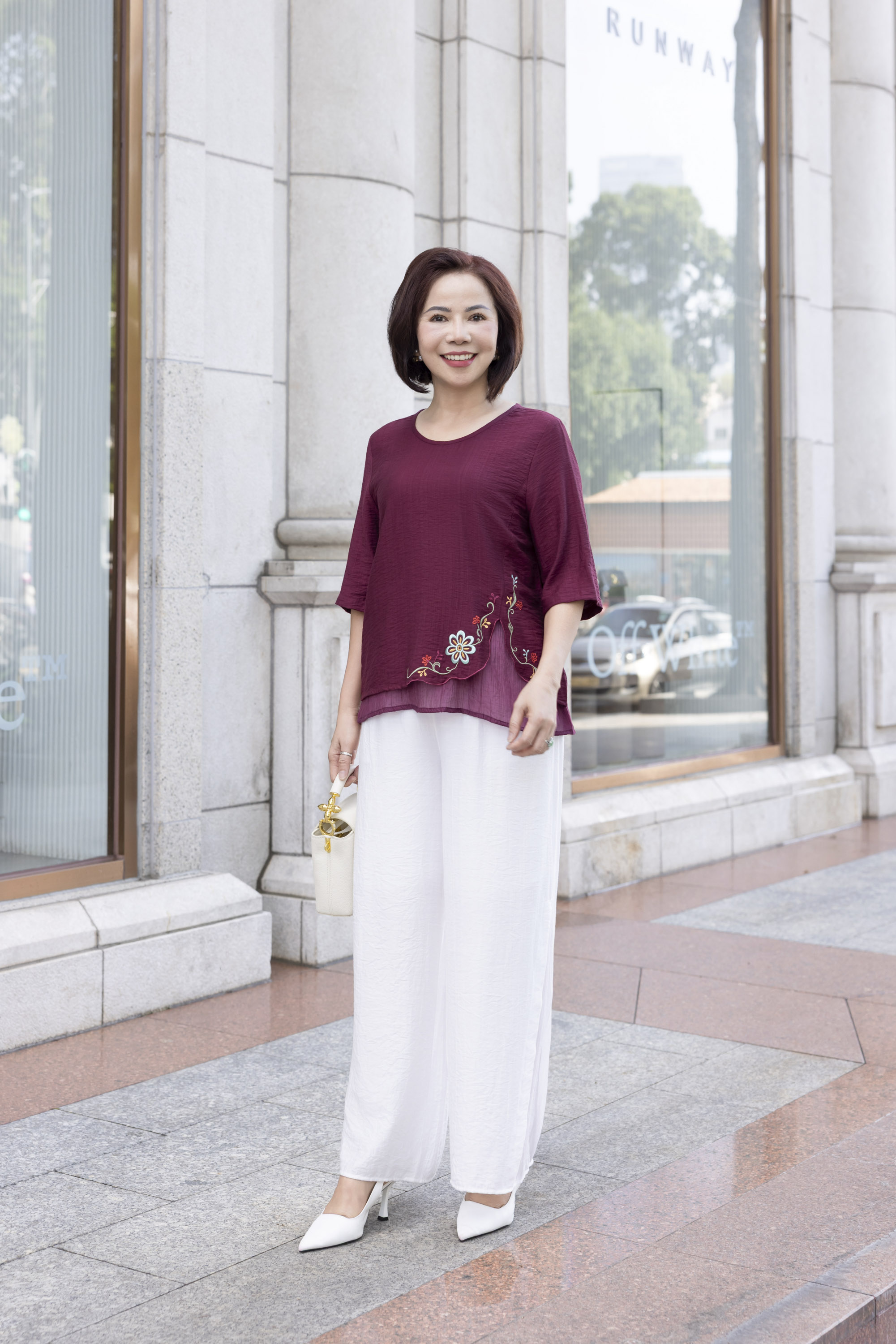 M COLLECTION | Áo Kiểu Nữ Trung Niên Tặng Mẹ Lụa Lót Tơ Hàn Thêu Hoa Cổ Tròn Tay Lỡ Xẻ Vạt Áo A12785LW01