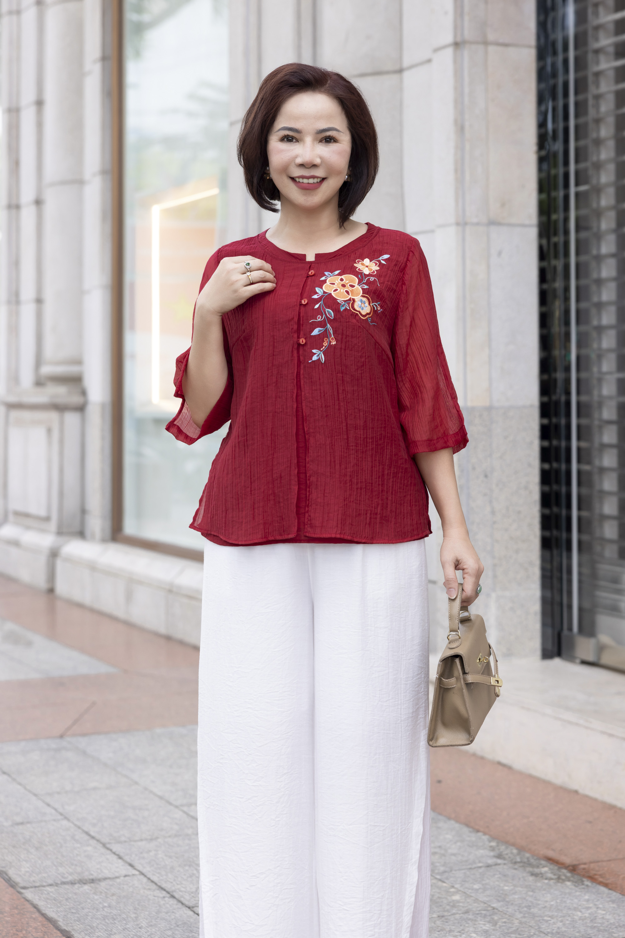 M COLLECTION | Áo Kiểu Nữ Trung Niên Tặng Mẹ Tơ Lót Lụa Hàn Thêu Hoa Cài Nút Tay Lỡ Xẻ 2 Mảnh A12848LW01