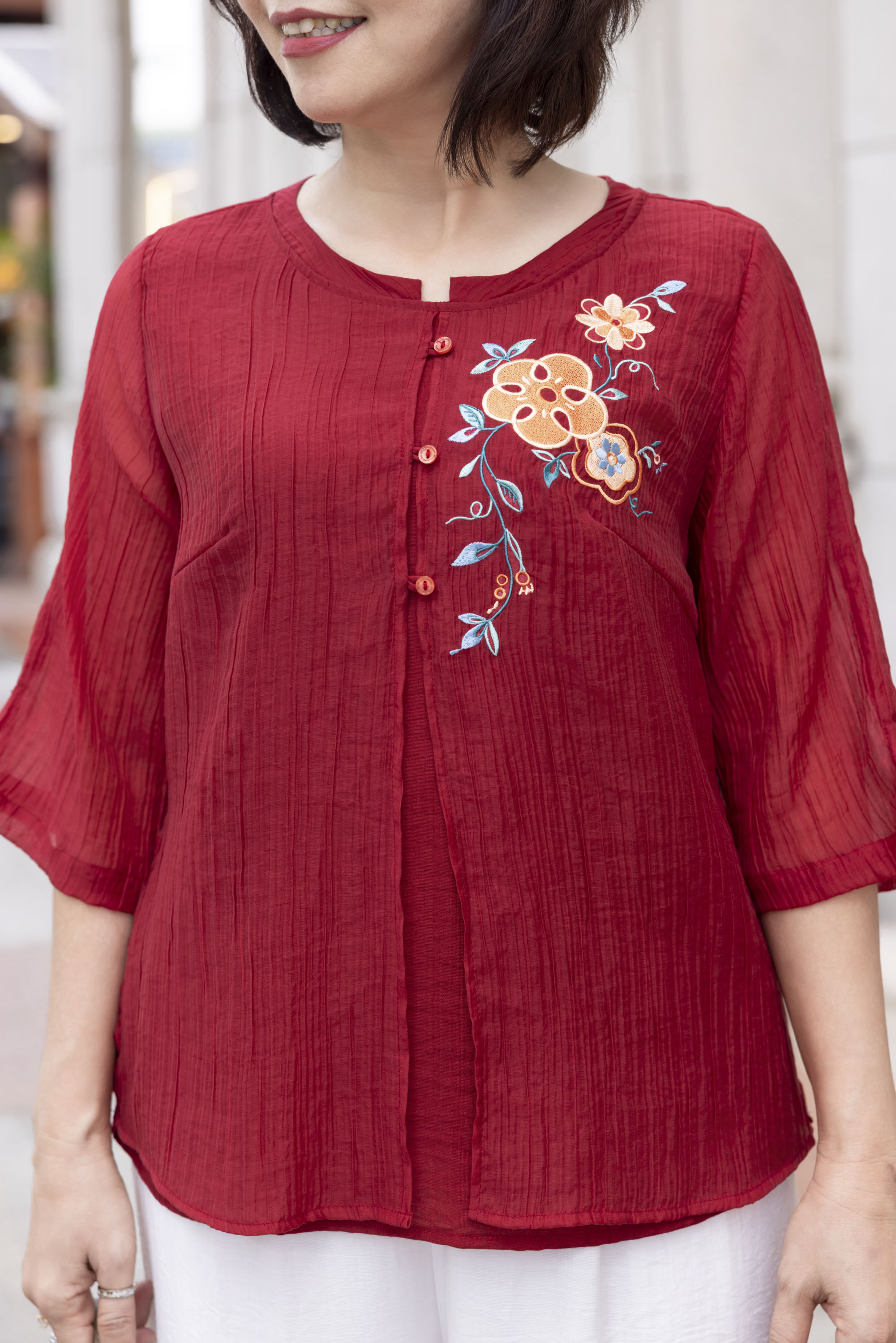 M COLLECTION | Áo Kiểu Nữ Trung Niên Tặng Mẹ Tơ Lót Lụa Hàn Thêu Hoa Cài Nút Tay Lỡ Xẻ 2 Mảnh A12848LW01