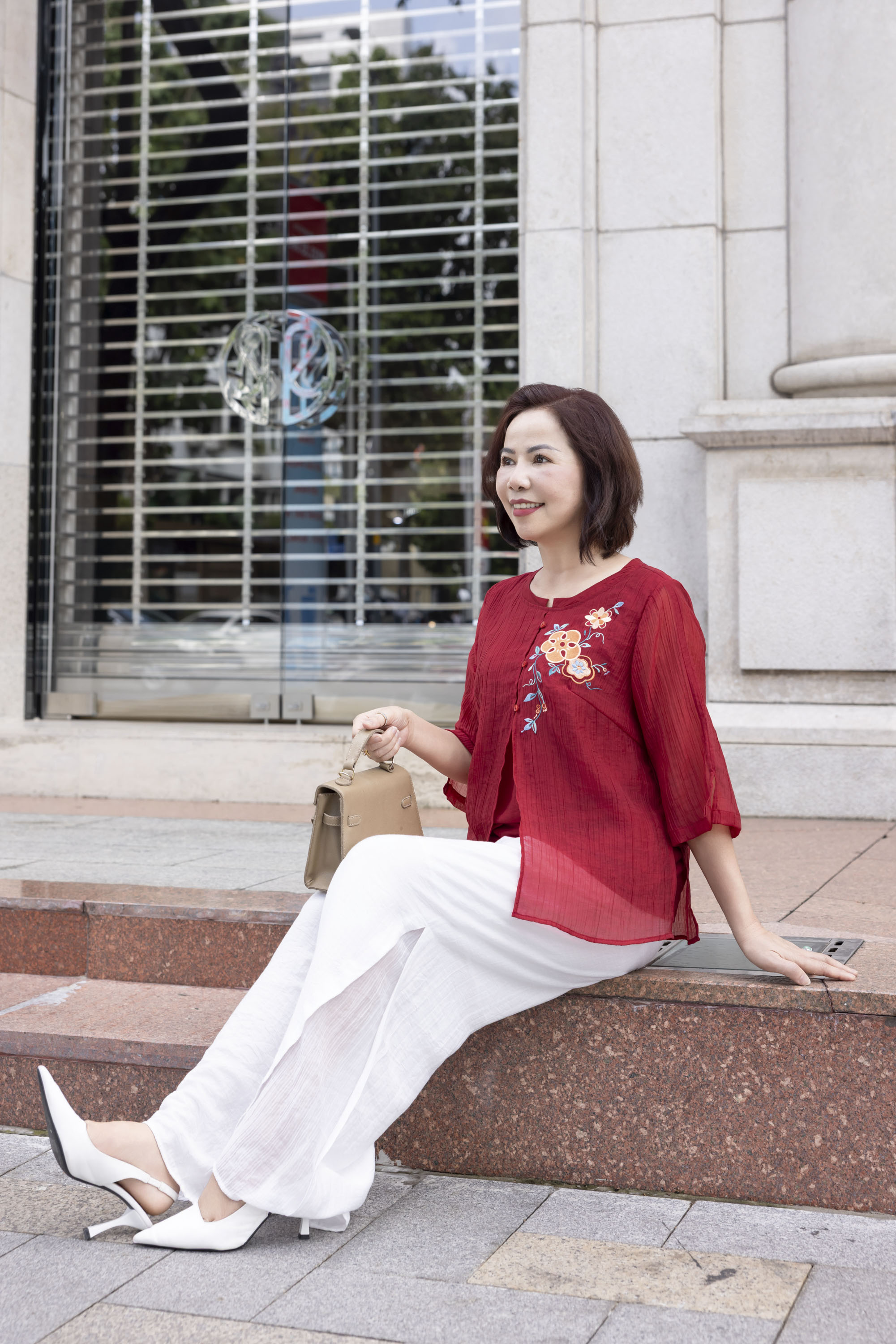 M COLLECTION | Áo Kiểu Nữ Trung Niên Tặng Mẹ Tơ Lót Lụa Hàn Thêu Hoa Cài Nút Tay Lỡ Xẻ 2 Mảnh A12848LW01