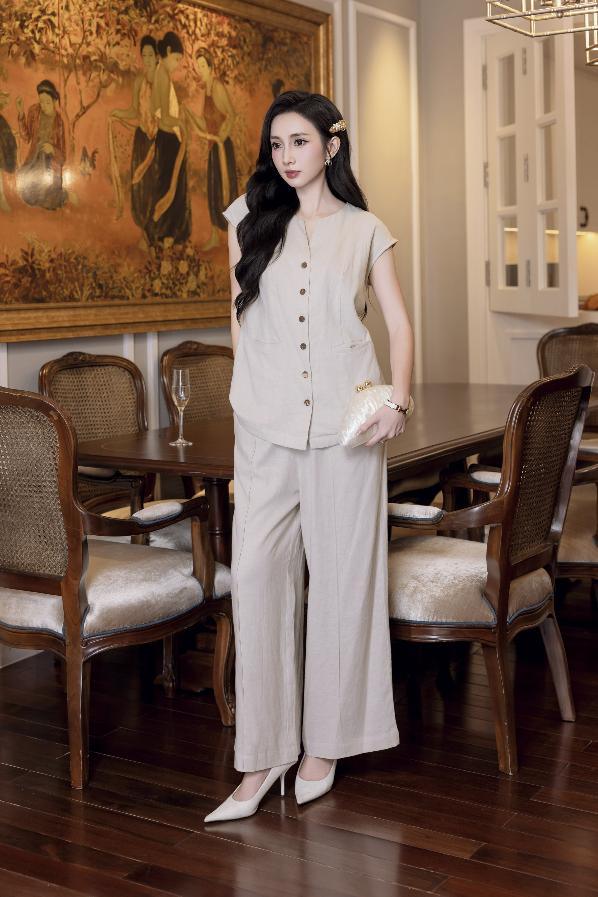 SWANLAKE | Set Bộ Linen Nữ Áo Cài Nút Gỗ Cổ Trụ Tay Hến Quần Dài Lưng Thun Cạp Cao Có Túi B12875LW01