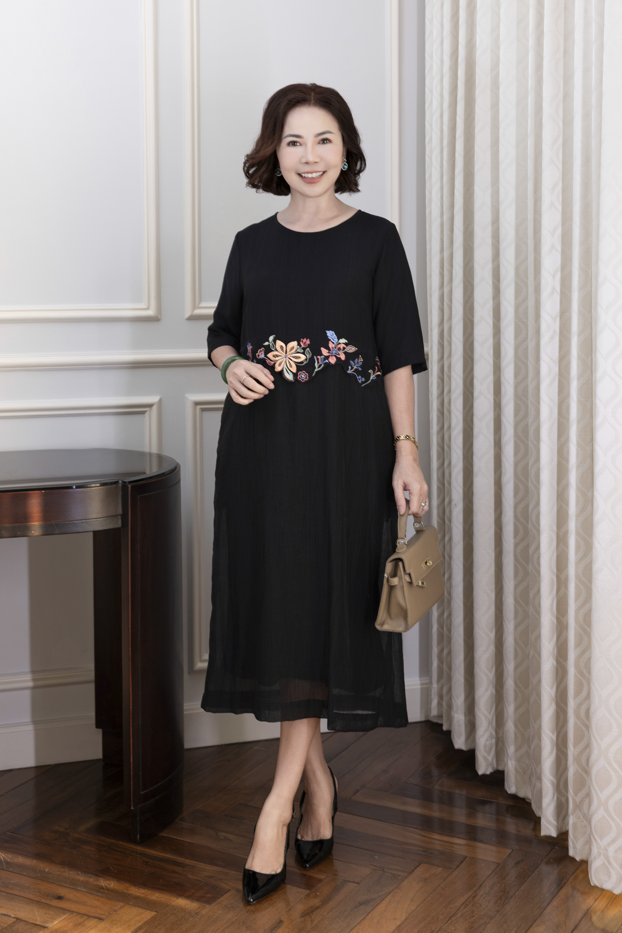 M Collection | Đầm Trung Niên Phom Suông Dài Lụa Hàn Phối Tơ Xốp Thêu Mặc Hằng Ngày D12353LW01