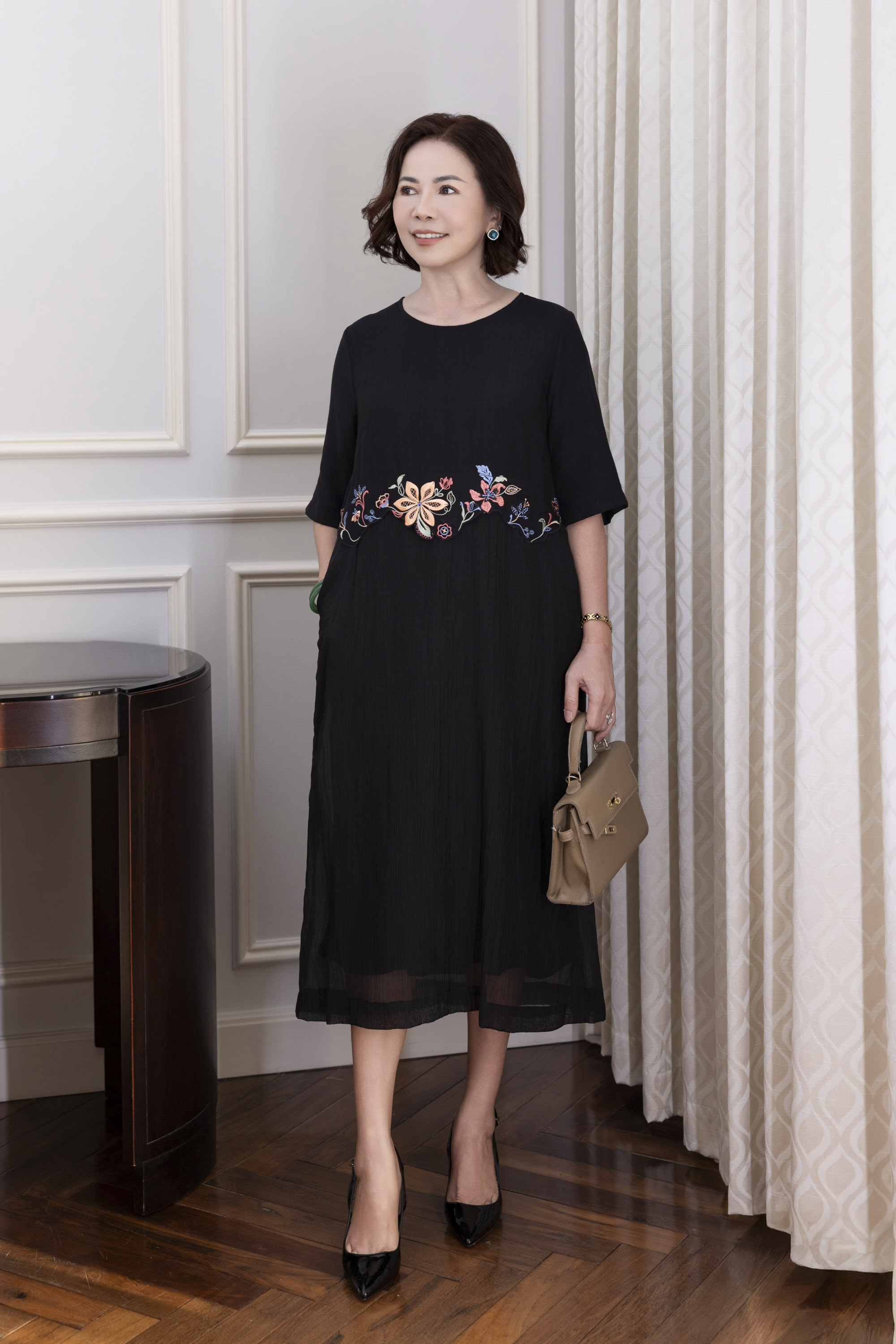 M Collection | Đầm Trung Niên Phom Suông Dài Lụa Hàn Phối Tơ Xốp Thêu Mặc Hằng Ngày D12353LW01