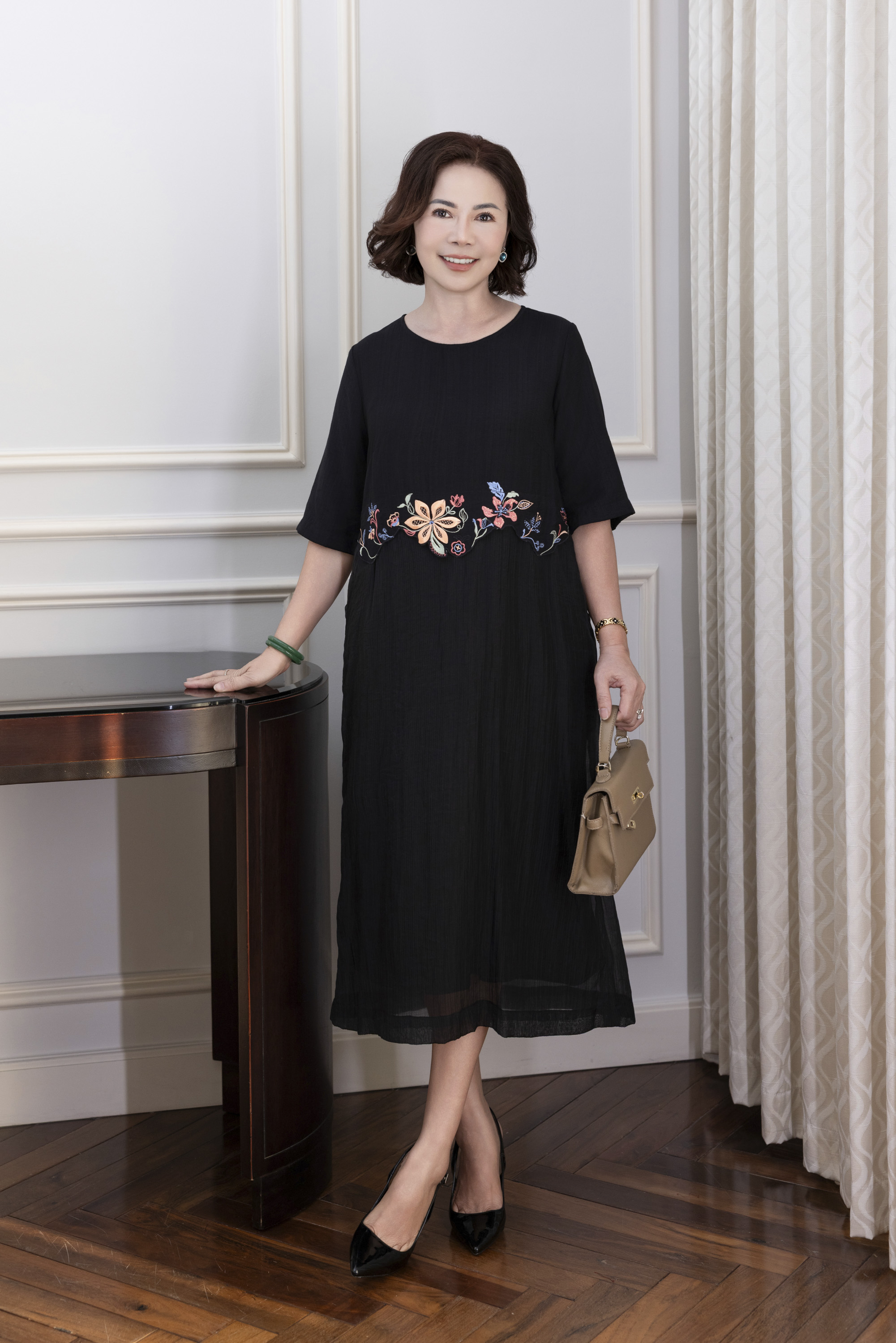 M Collection | Đầm Trung Niên Phom Suông Dài Lụa Hàn Phối Tơ Xốp Thêu Mặc Hằng Ngày D12353LW01