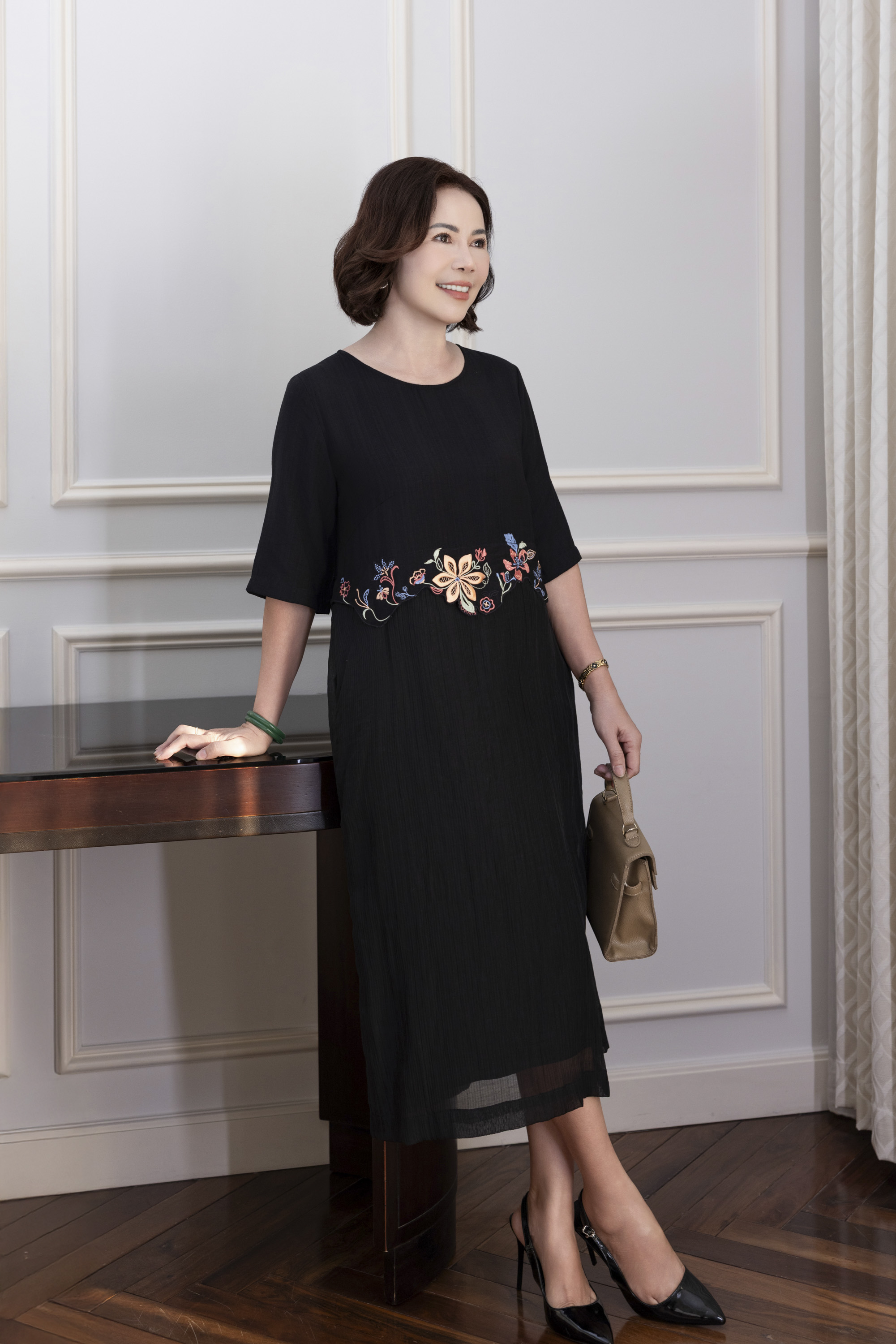 M Collection | Đầm Trung Niên Phom Suông Dài Lụa Hàn Phối Tơ Xốp Thêu Mặc Hằng Ngày D12353LW01