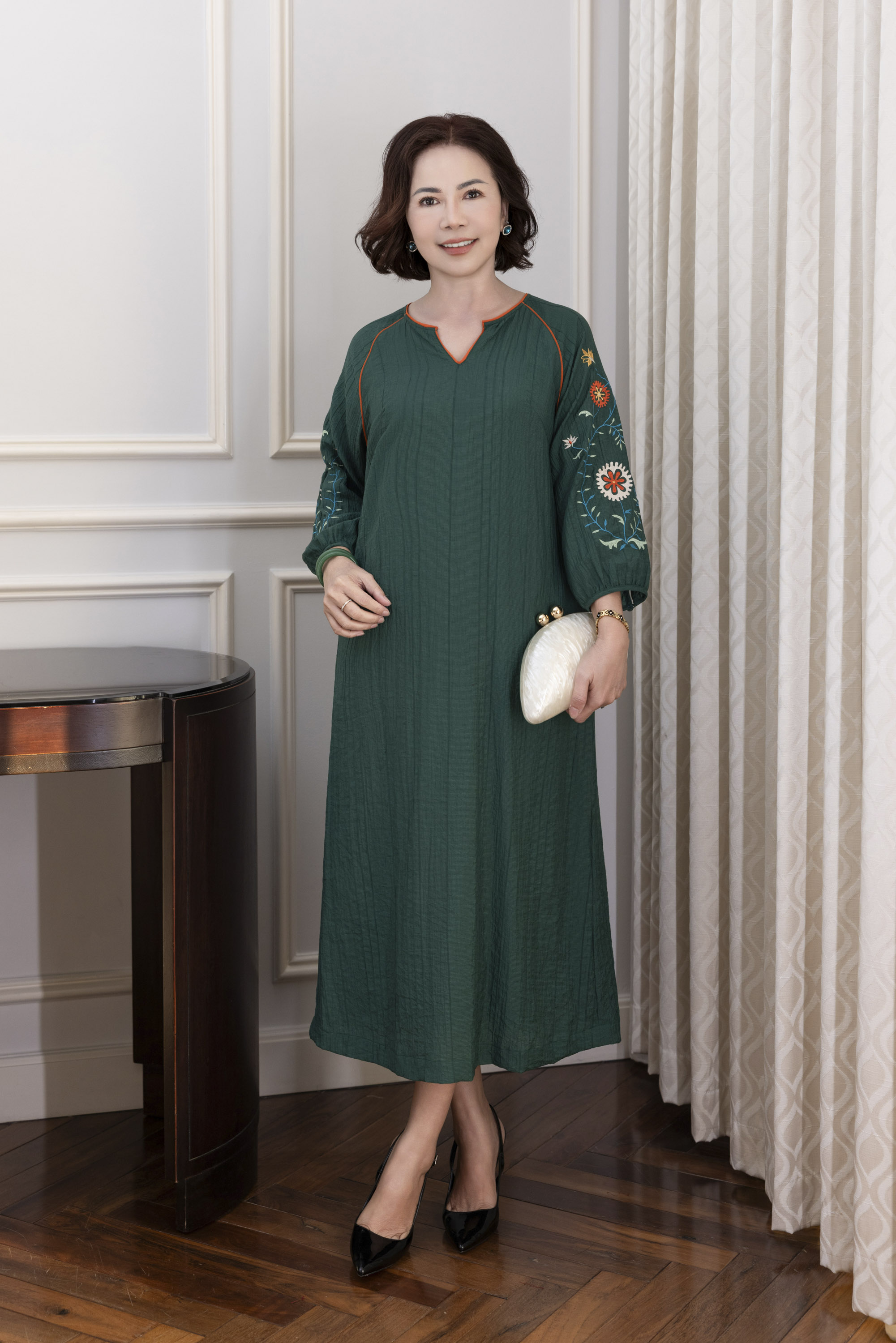 M COLLECTION | Váy Đầm Midi Suông Nữ Trung Niên Tặng Mẹ Tơ Dập Ly Cổ Tim Thêu Hoa Tay Dài D12861LW01