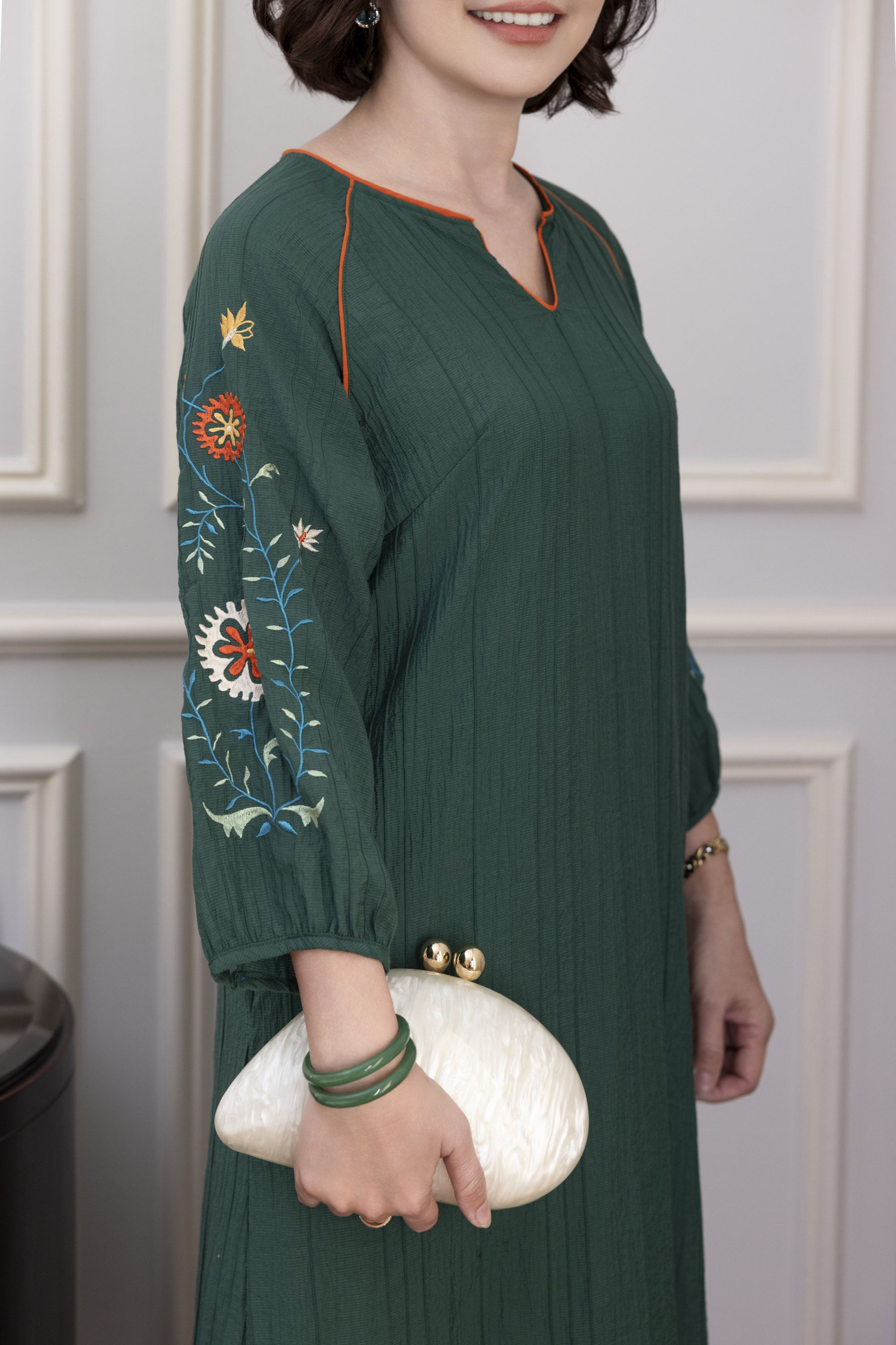 M COLLECTION | Váy Đầm Midi Suông Nữ Trung Niên Tặng Mẹ Tơ Dập Ly Cổ Tim Thêu Hoa Tay Dài D12861LW01