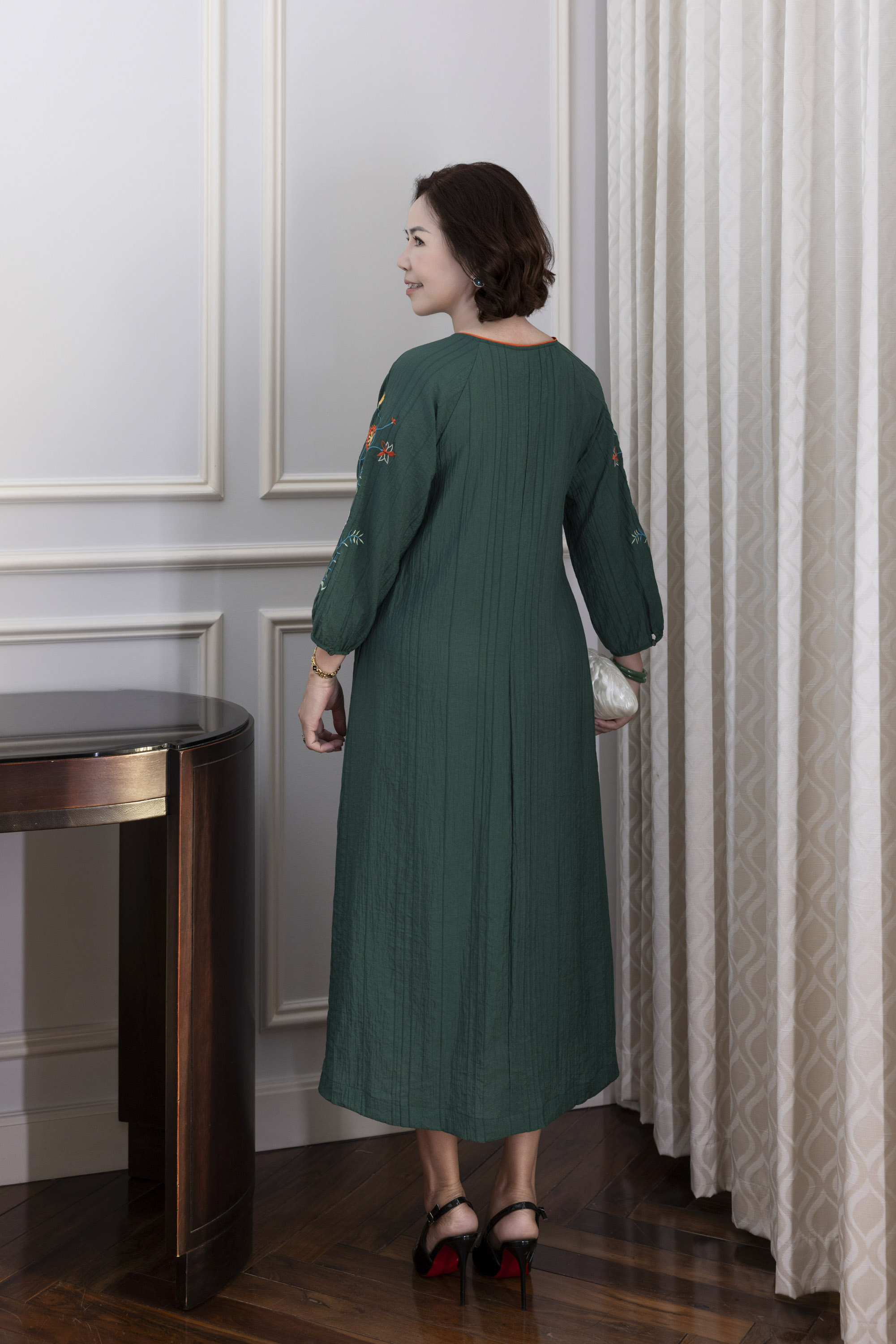 M COLLECTION | Váy Đầm Midi Suông Nữ Trung Niên Tặng Mẹ Tơ Dập Ly Cổ Tim Thêu Hoa Tay Dài D12861LW01