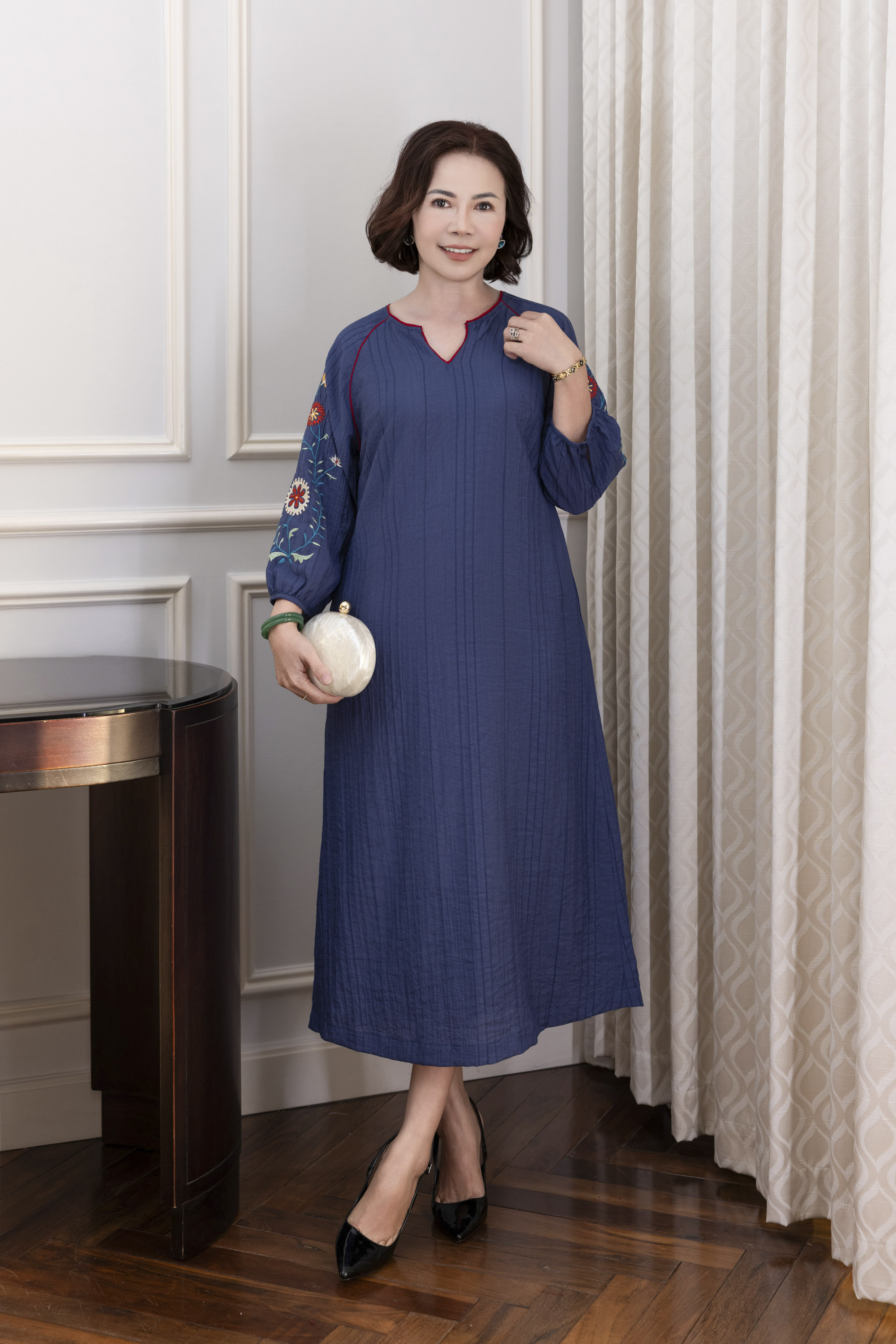 M COLLECTION | Váy Đầm Midi Suông Nữ Trung Niên Tặng Mẹ Tơ Dập Ly Cổ Tim Thêu Hoa Tay Dài D12861LW01