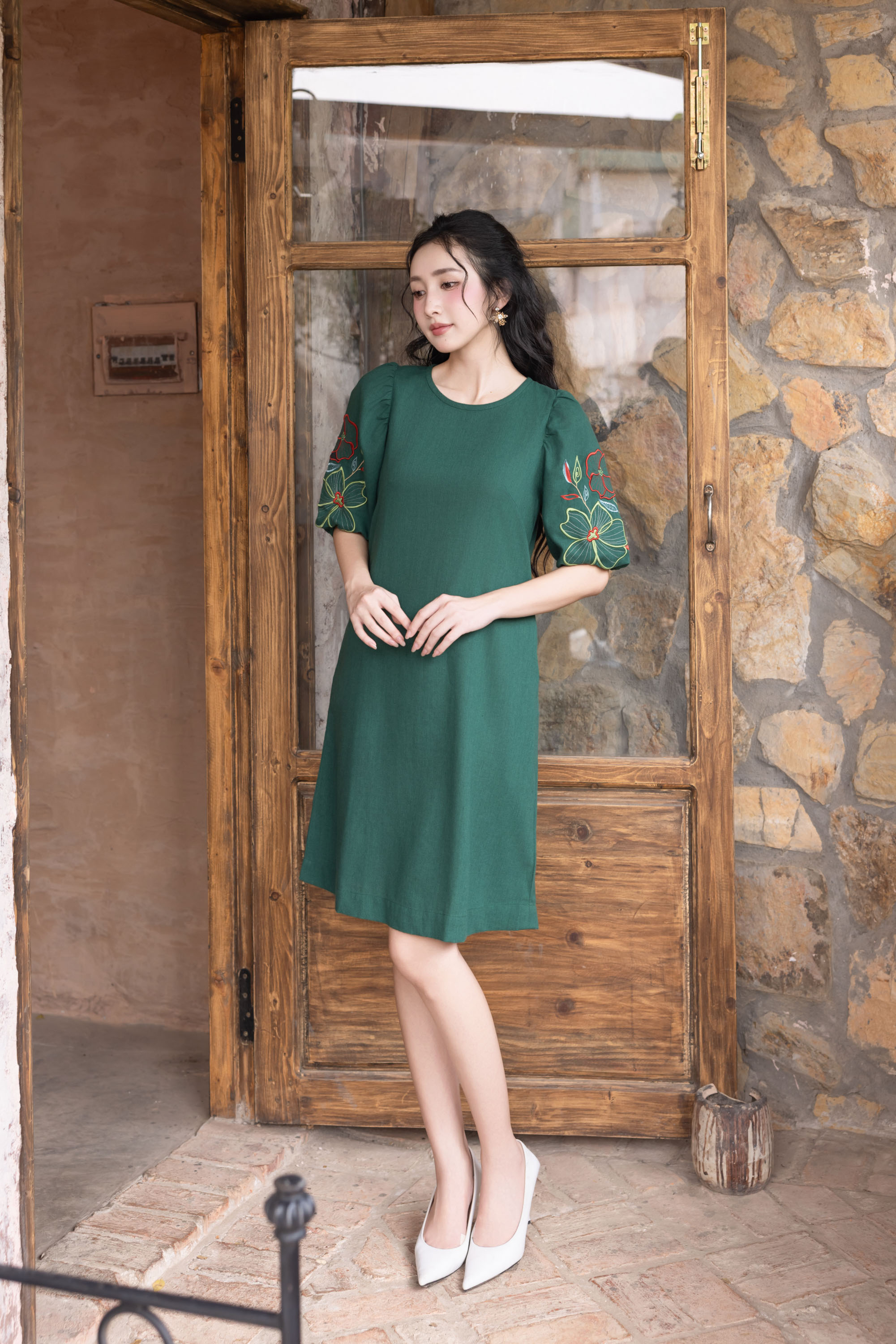 Đầm Thêu Hai Bên Cánh Tay Chất Liệu Linen Swanake - D12013LW01