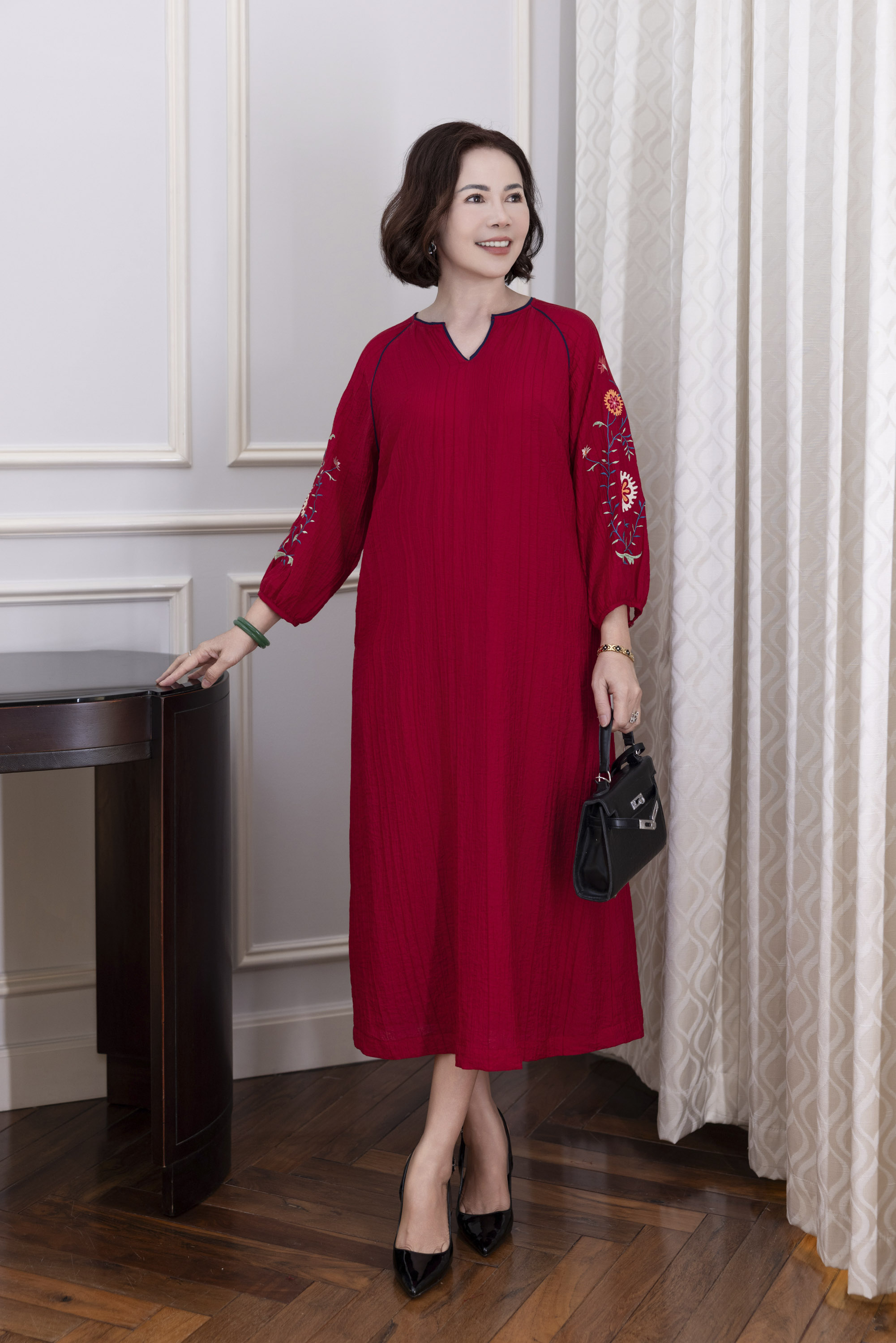 M COLLECTION | Váy Đầm Midi Suông Nữ Trung Niên Tặng Mẹ Tơ Dập Ly Cổ Tim Thêu Hoa Tay Dài D12861LW01