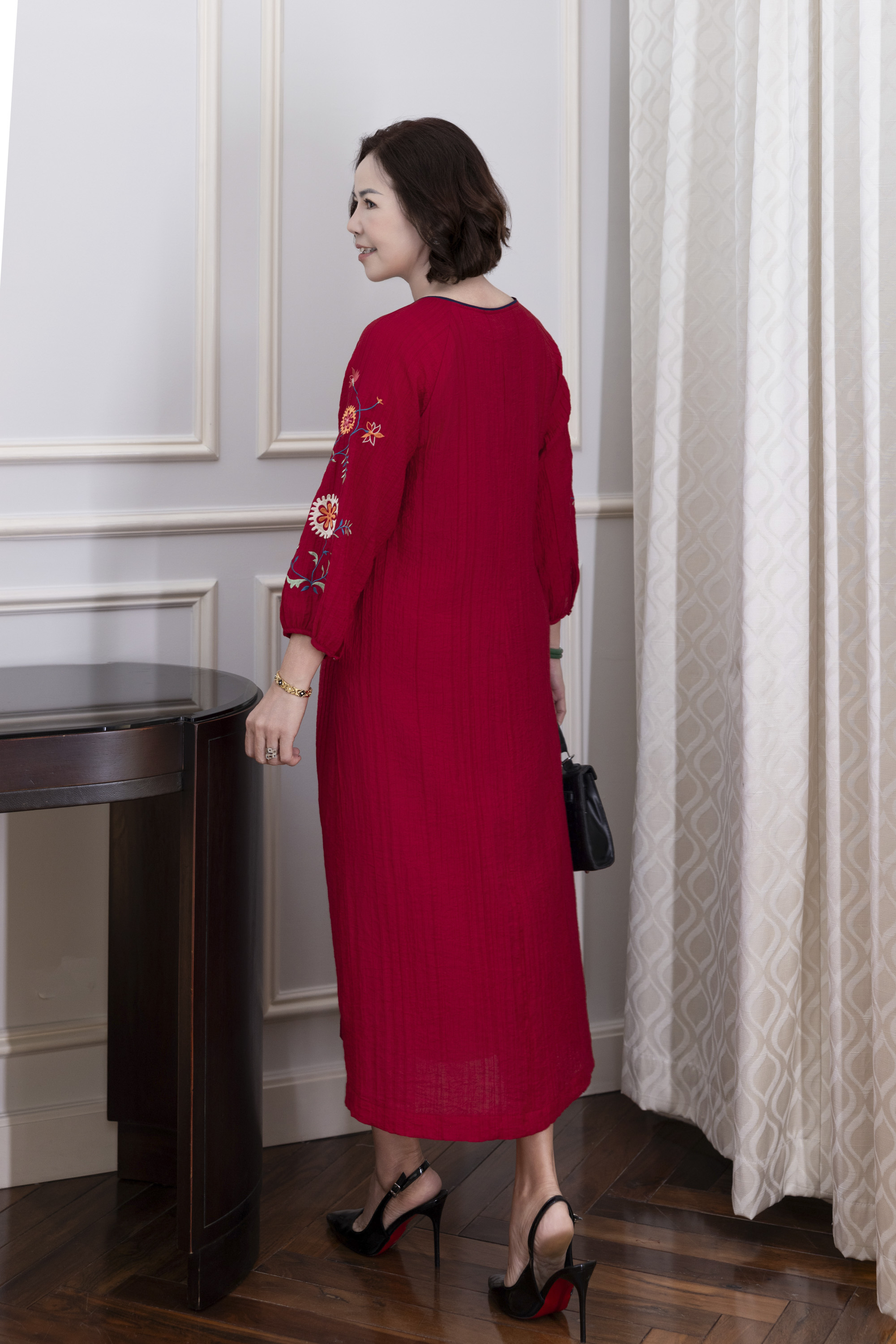 M COLLECTION | Váy Đầm Midi Suông Nữ Trung Niên Tặng Mẹ Tơ Dập Ly Cổ Tim Thêu Hoa Tay Dài D12861LW01